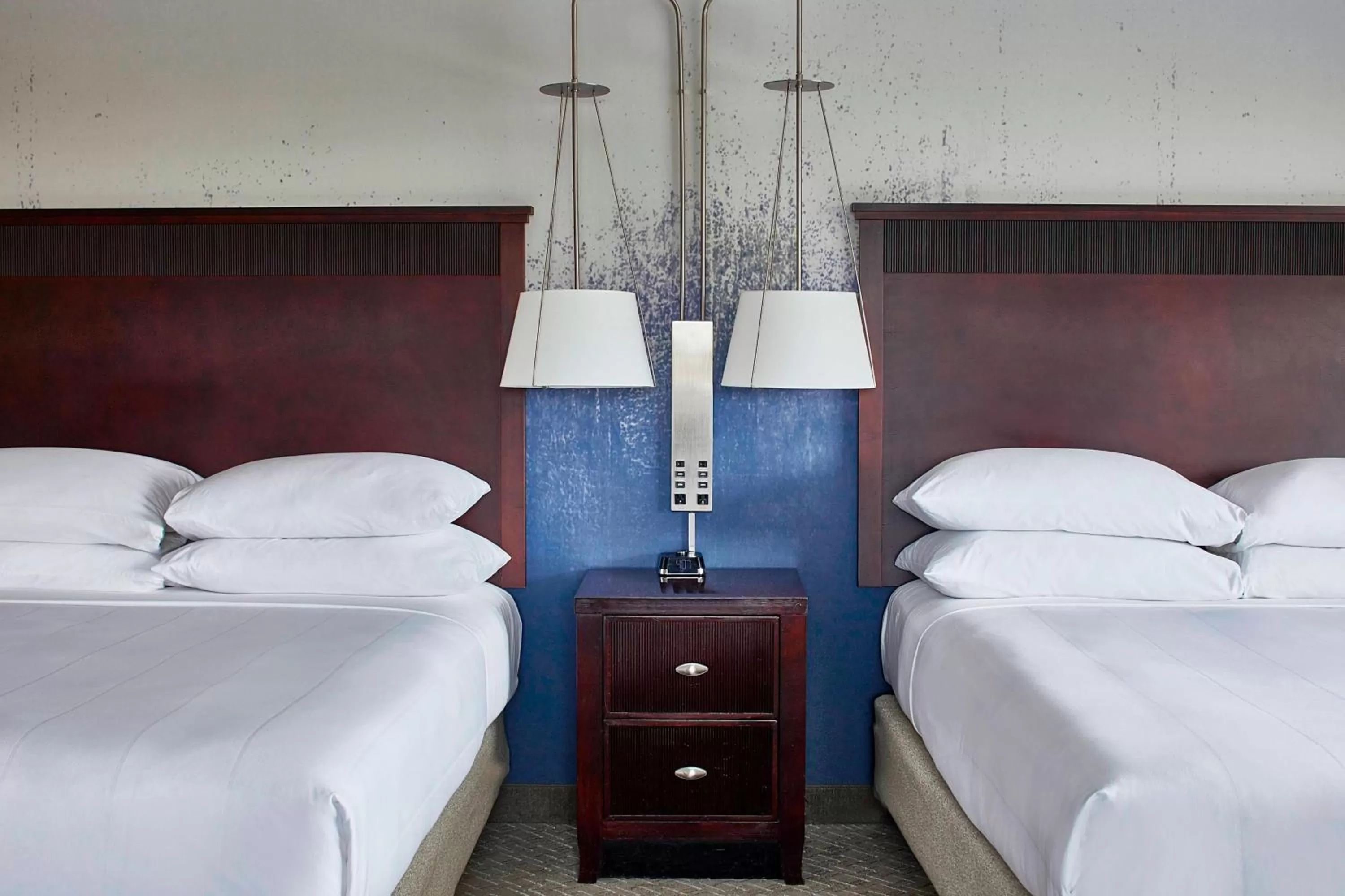 Photo of the whole room, Bed in Minneapolis Marriott West