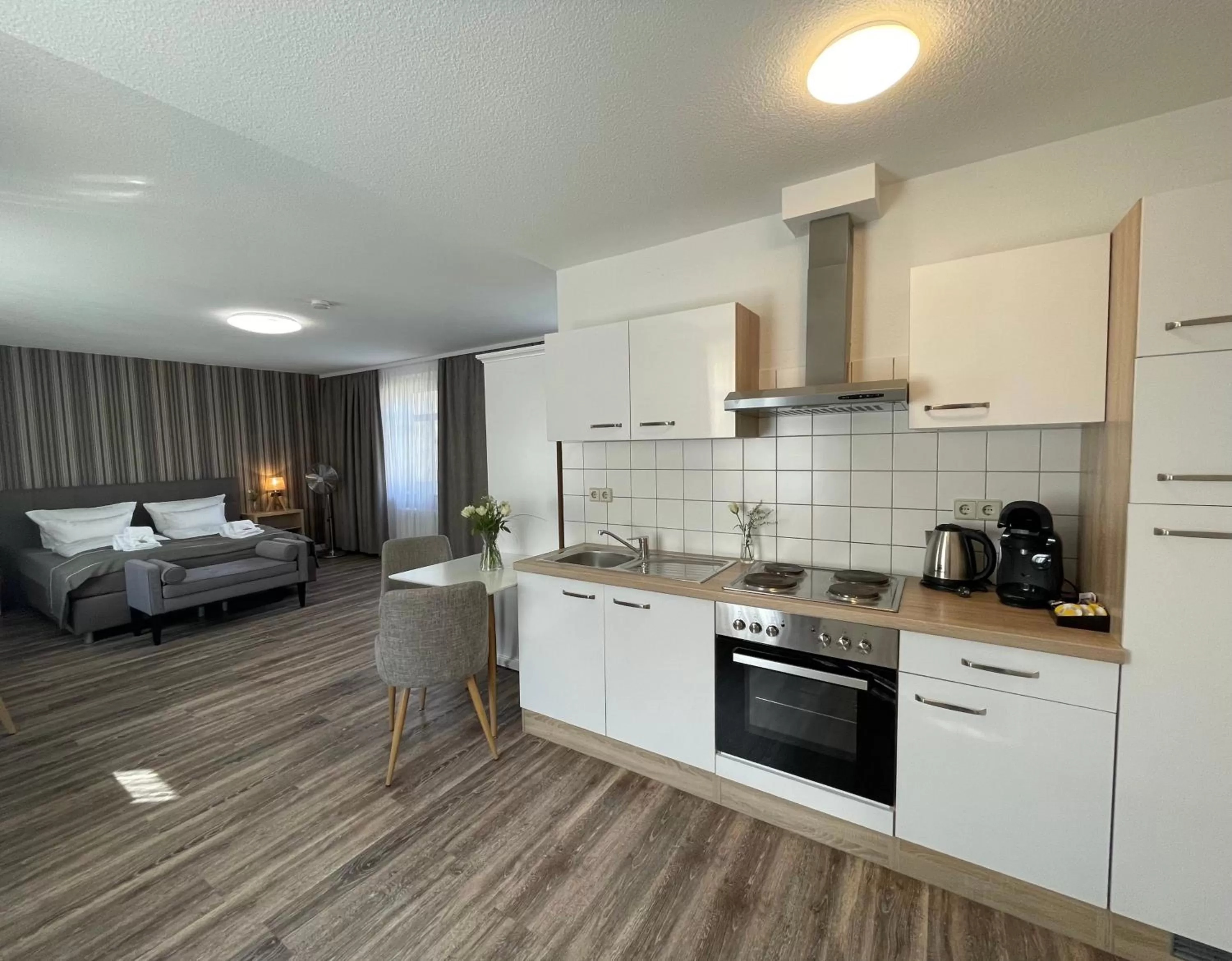 Bedroom, Bed in "Zur Altstadt - Am Fuße der Osterburg" Gaststätte, Pension, FEWO