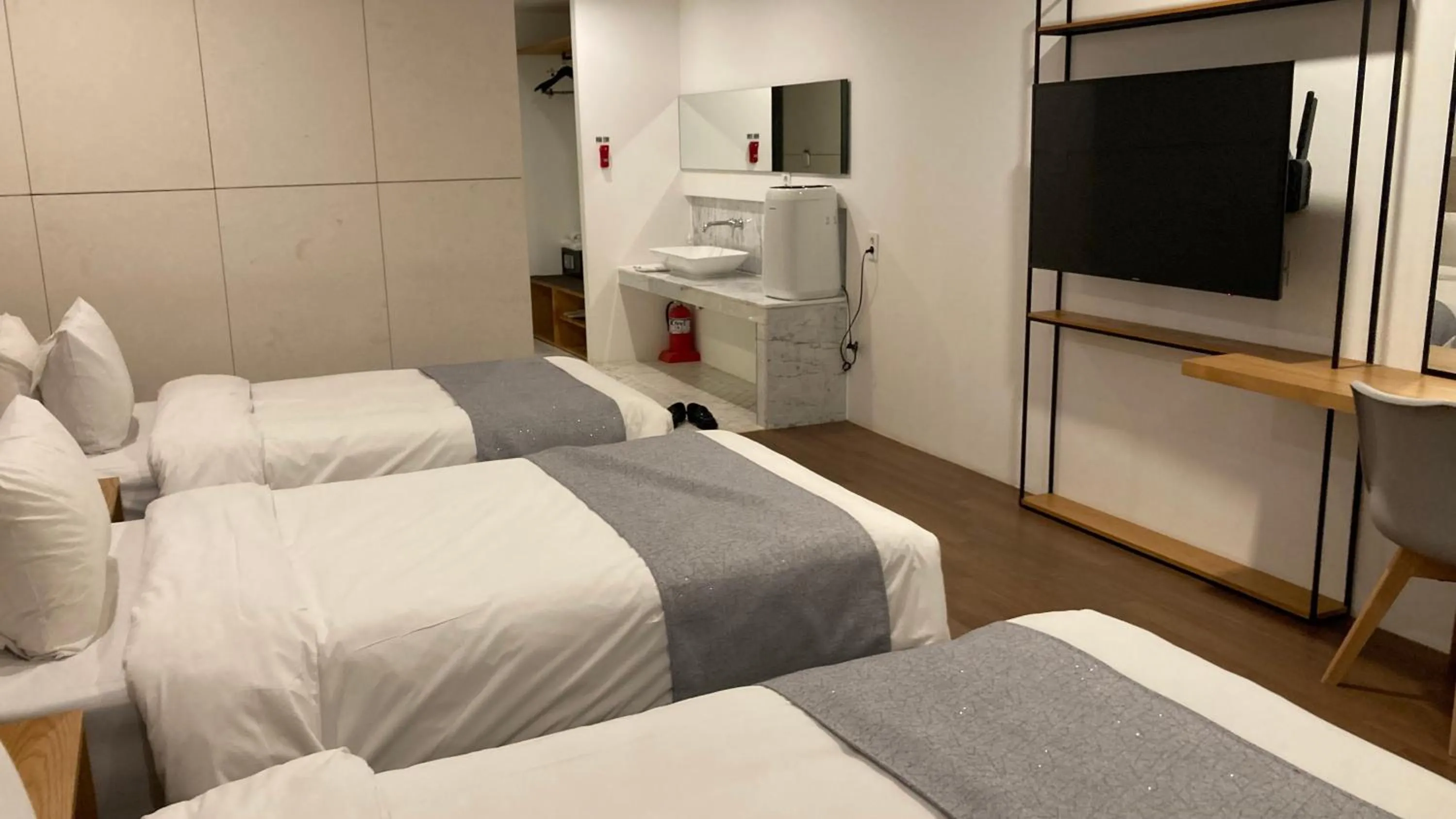 Bed in Hotel Noblestay