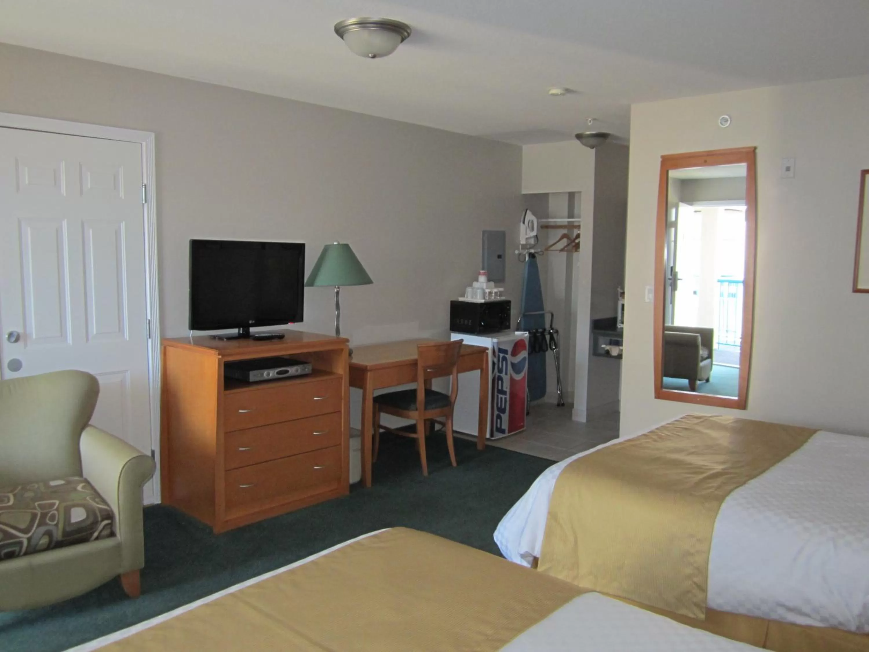 Photo of the whole room, Bed in Ramada Merritt