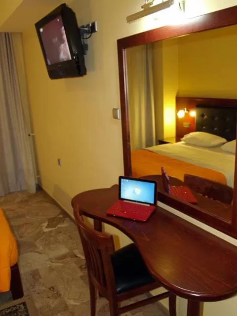 TV and multimedia, Bed in Hotel Filoxenia
