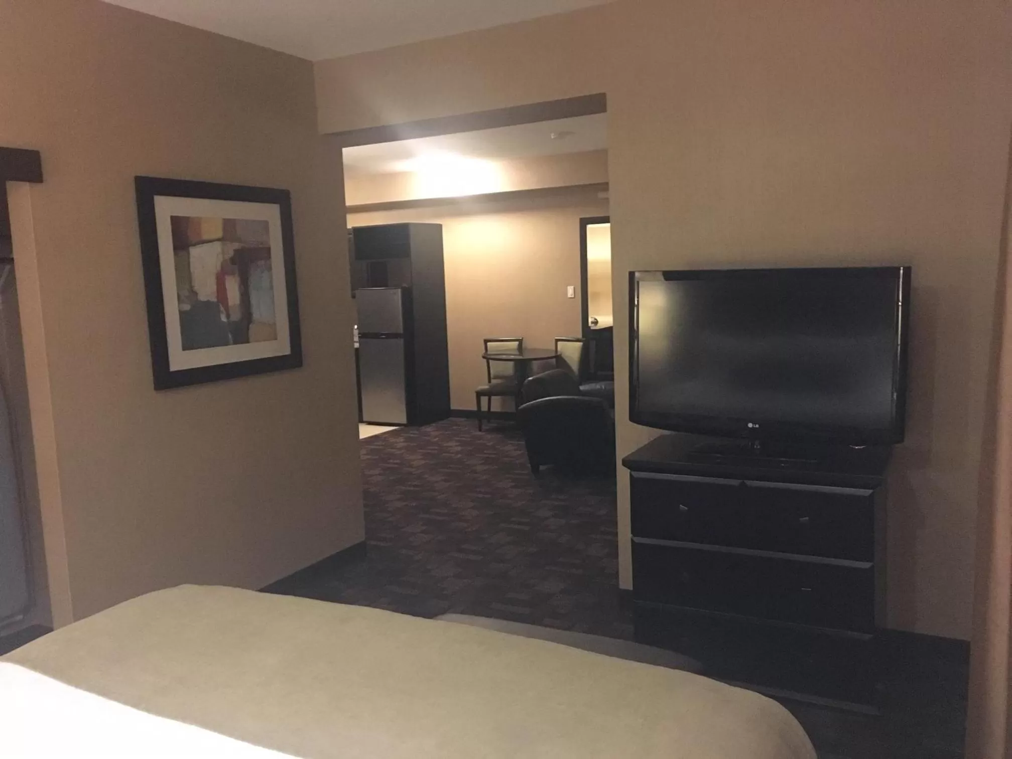 Living room, Bed in Best Western PLUS Fox Creek
