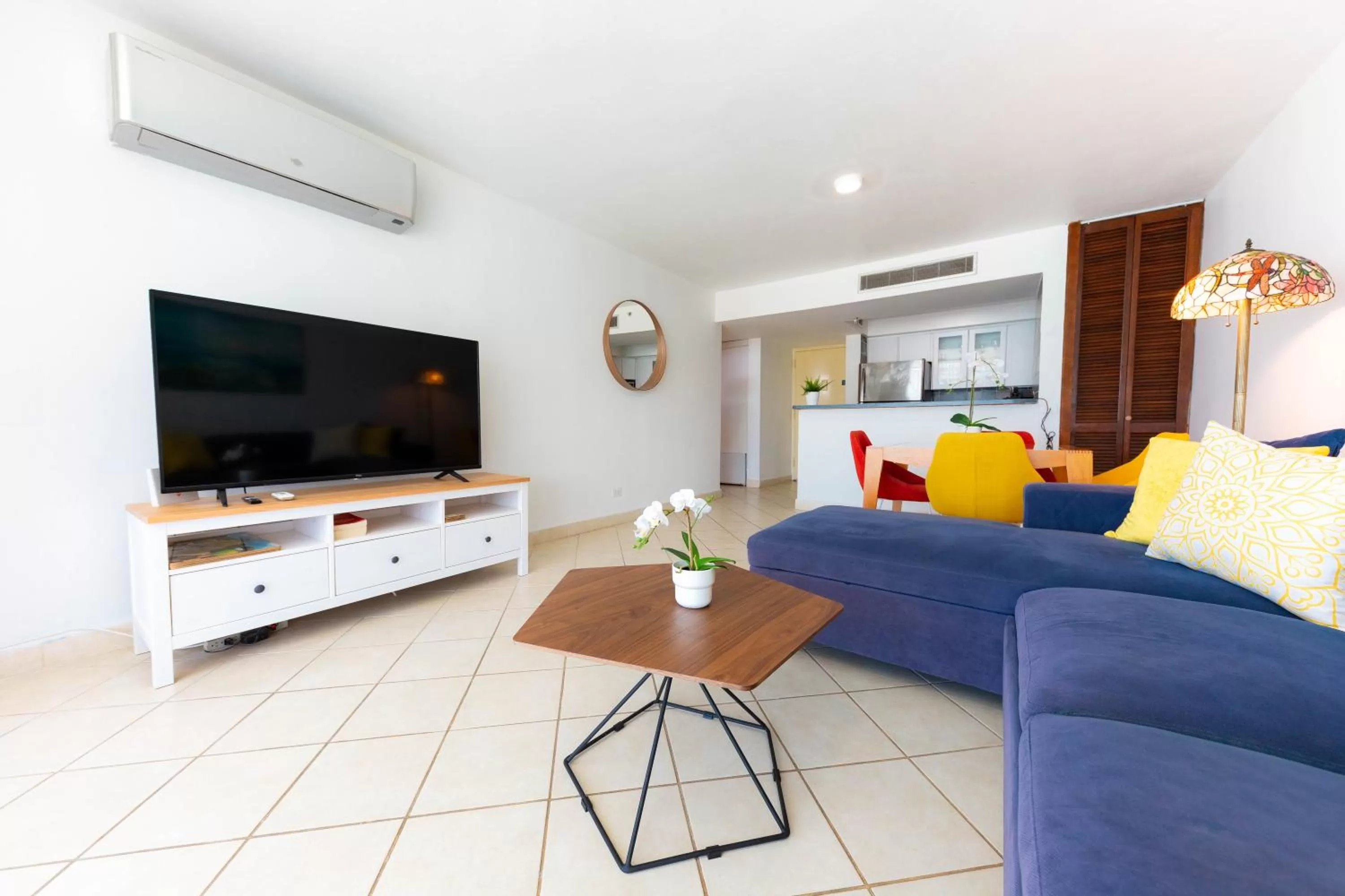 Living room in ESJ Towers by Chana