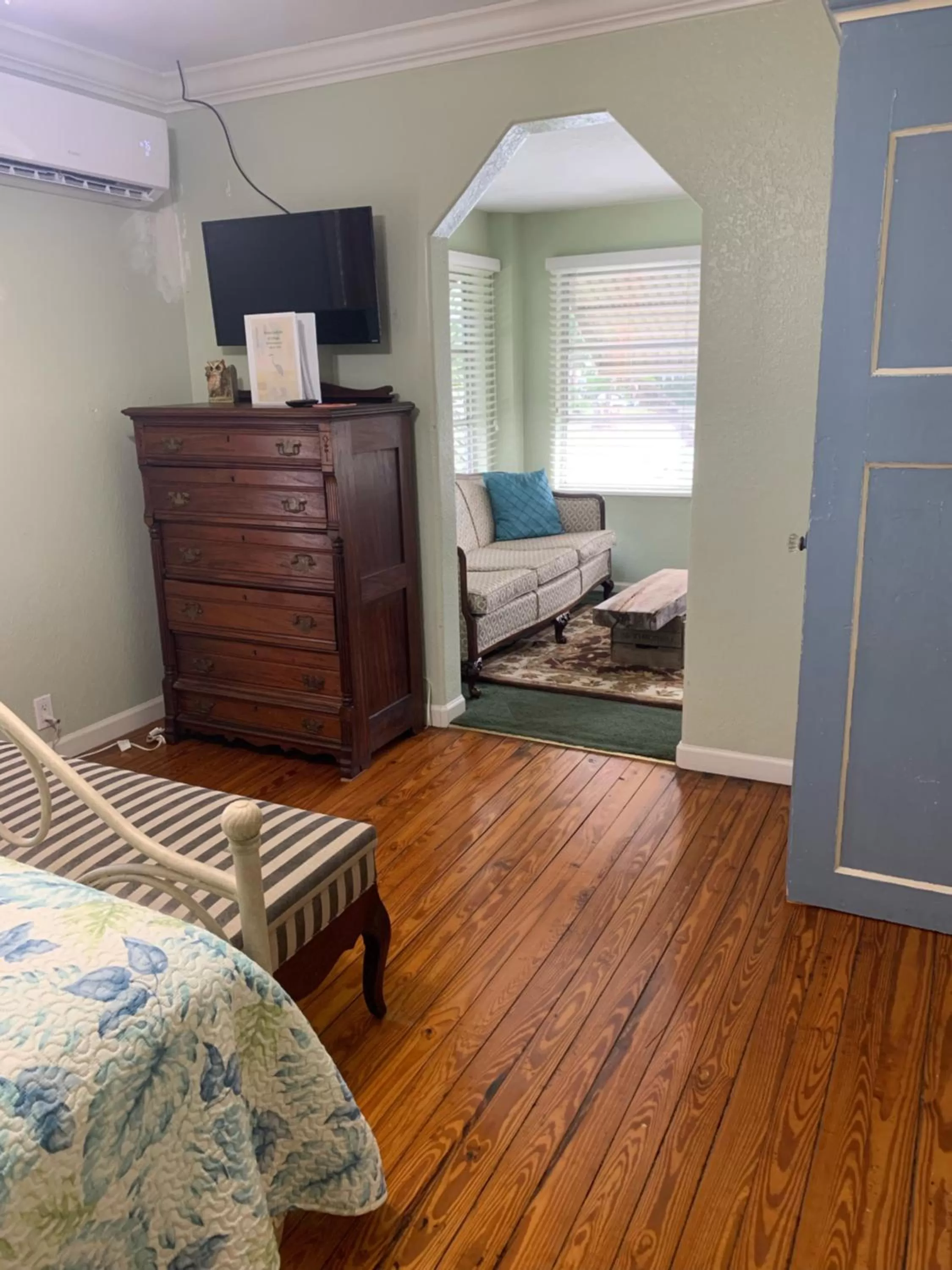 Seating area, Bed in Nature Coast Inn & Cottages