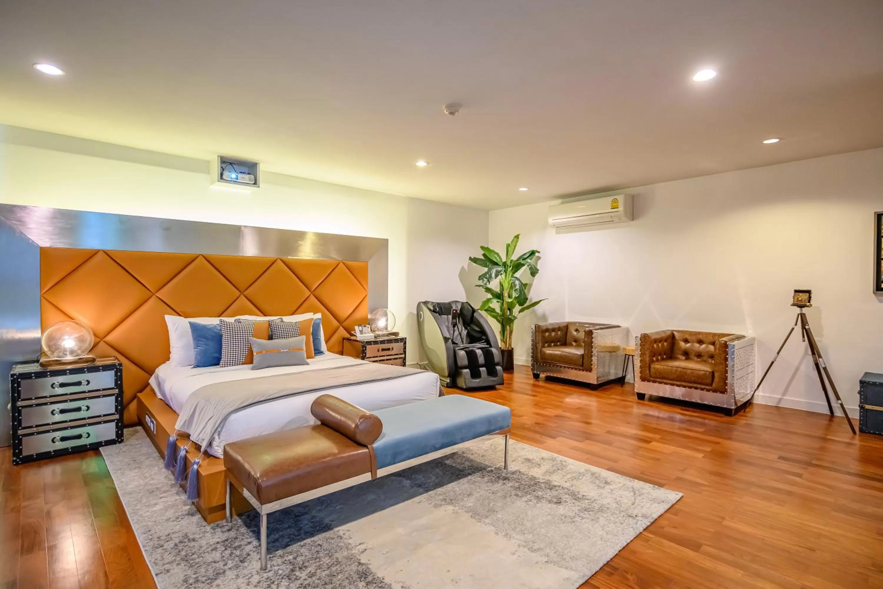 Photo of the whole room, Bed in Benviar Tonson Residence