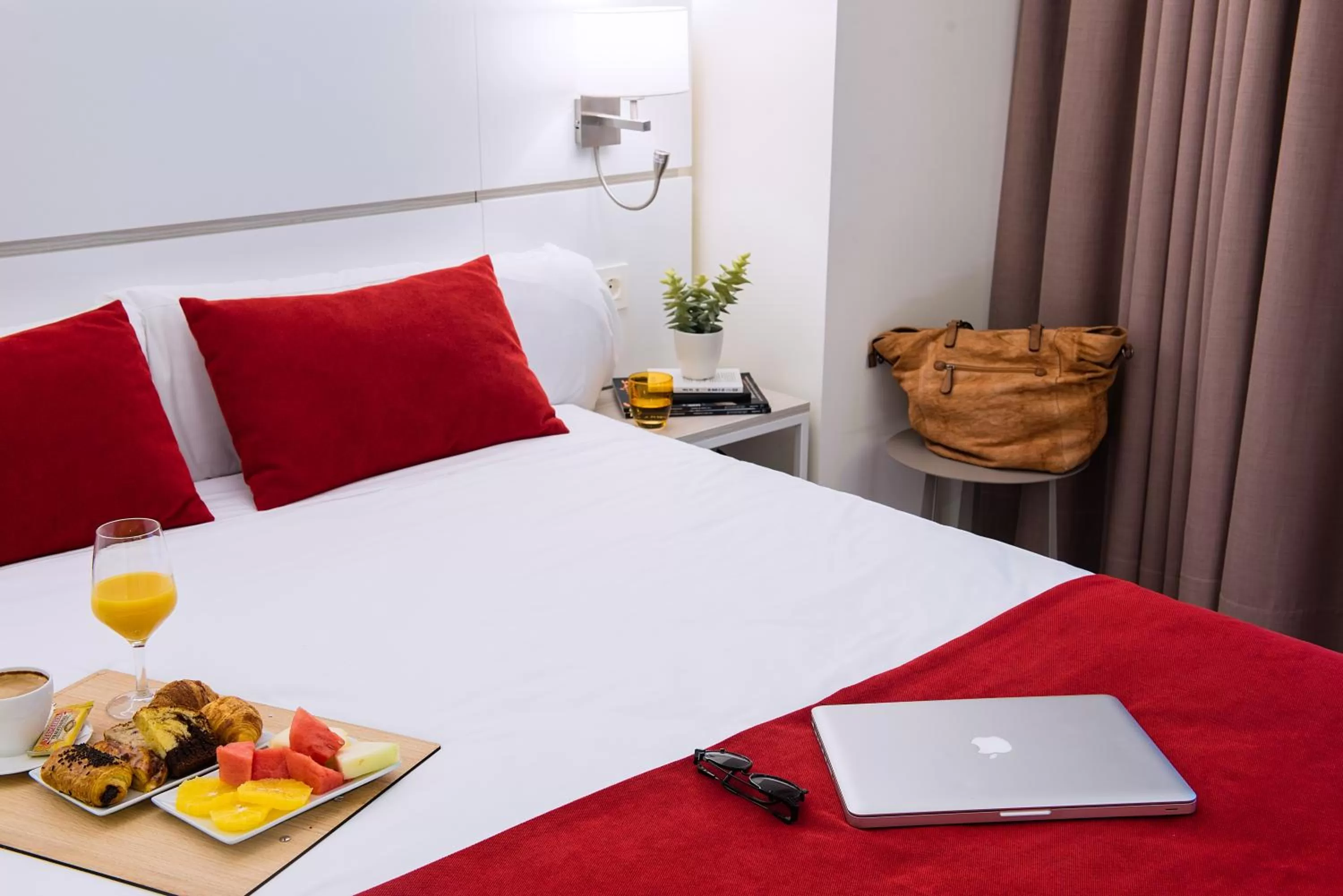 Seating area, Bed in Hotel Pompaelo Plaza del Ayuntamiento & Spa