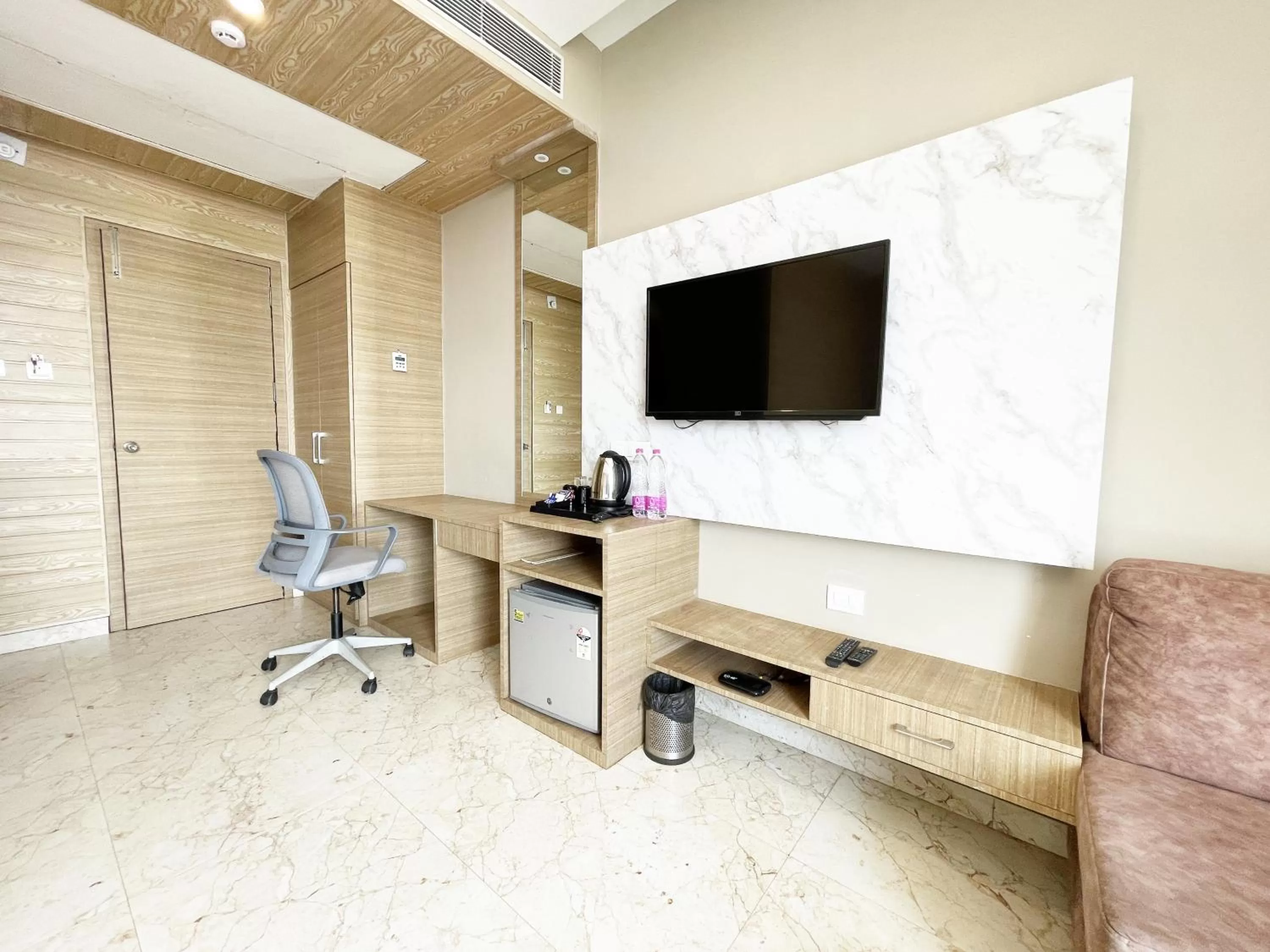 TV/Entertainment Center in Hotel TBS sea view ! Puri