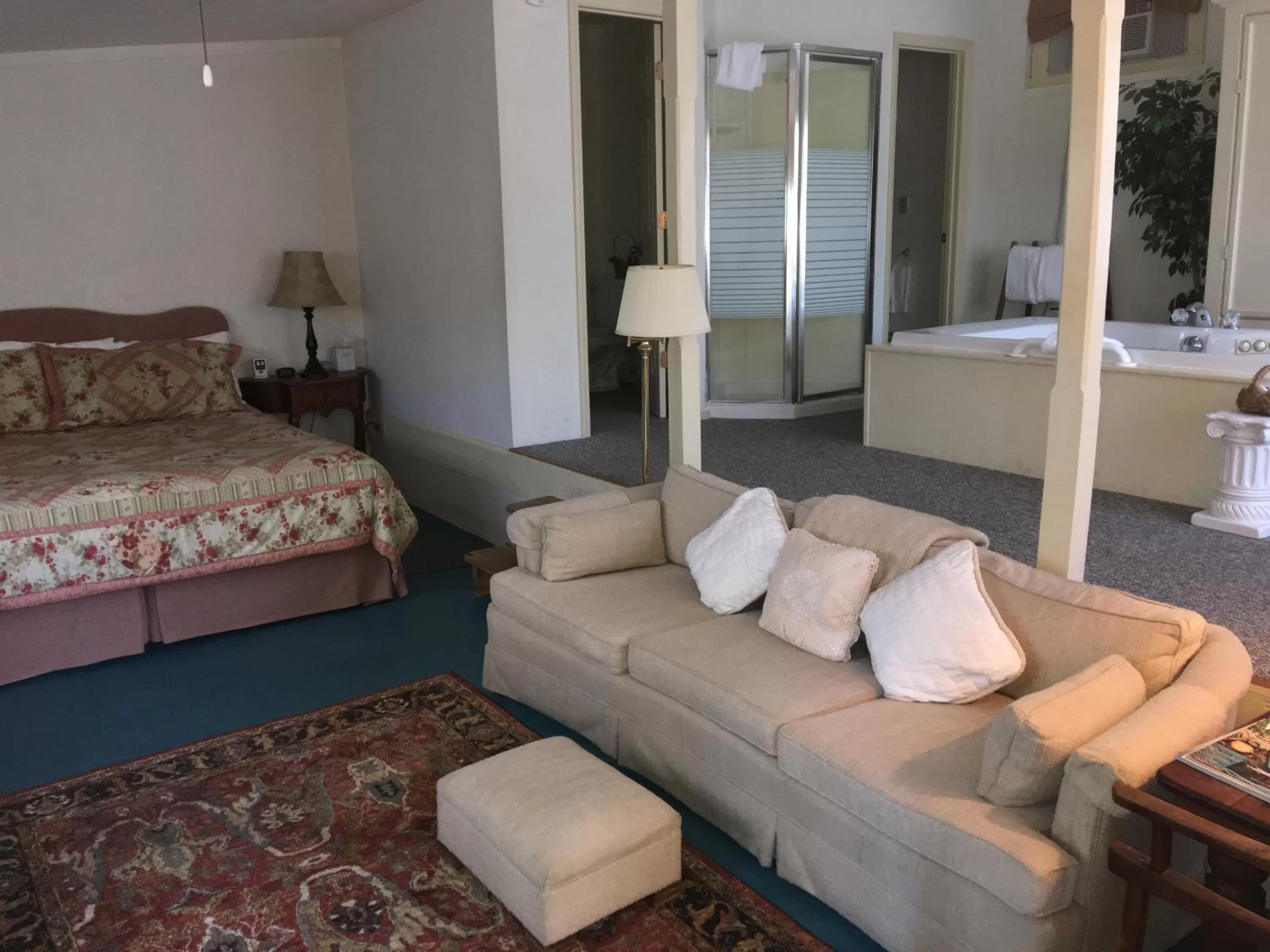 Bed in River House Inn