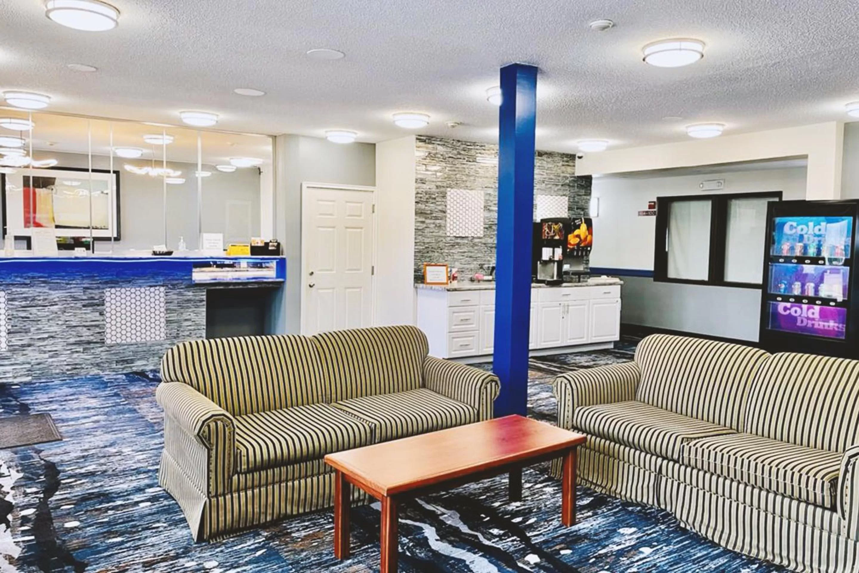 Lobby or reception in Coratel Inn & Suites by Jasper Northfield