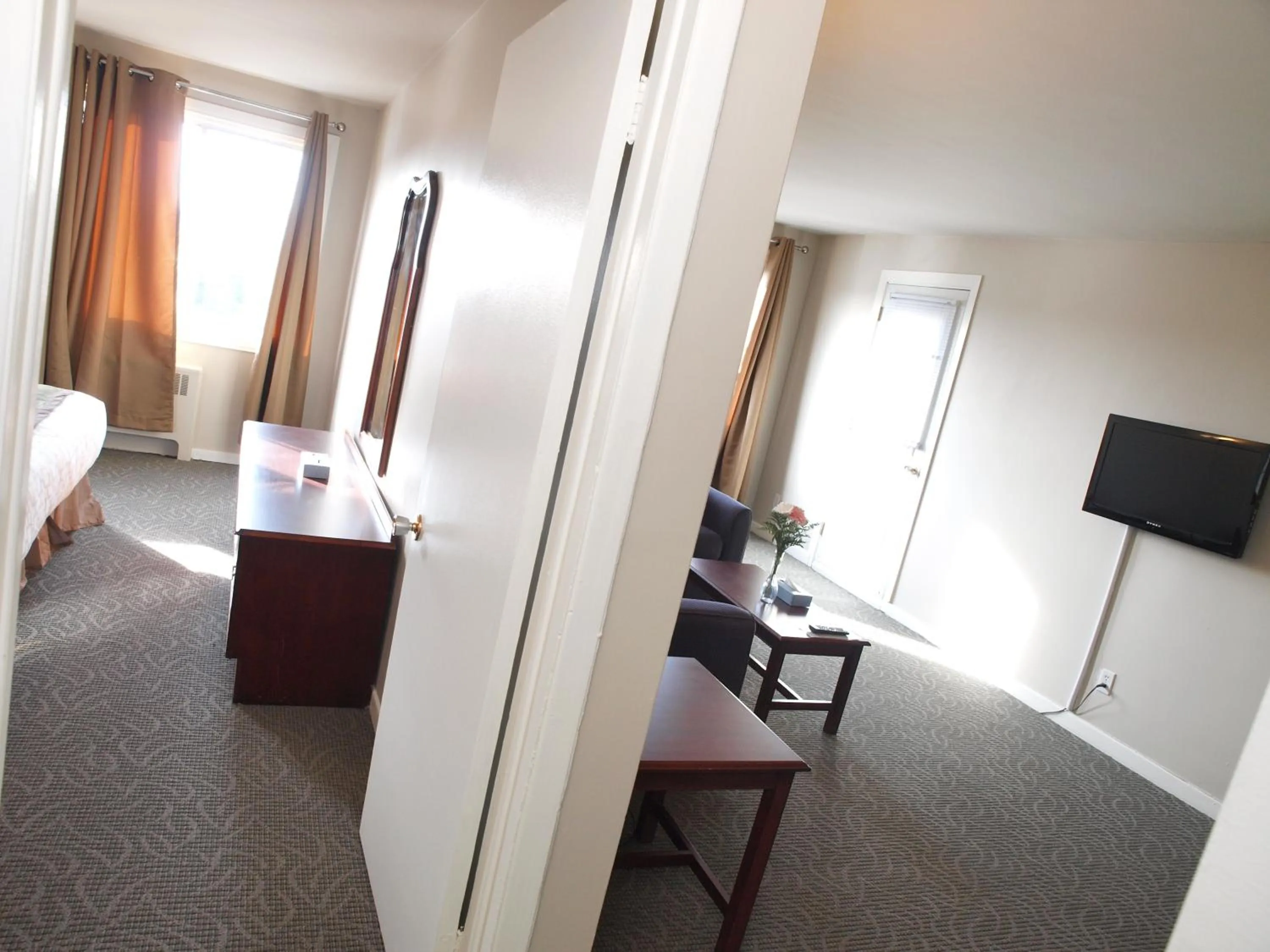 TV and multimedia in Beausejour Hotel Apartments/Hotel Dorval