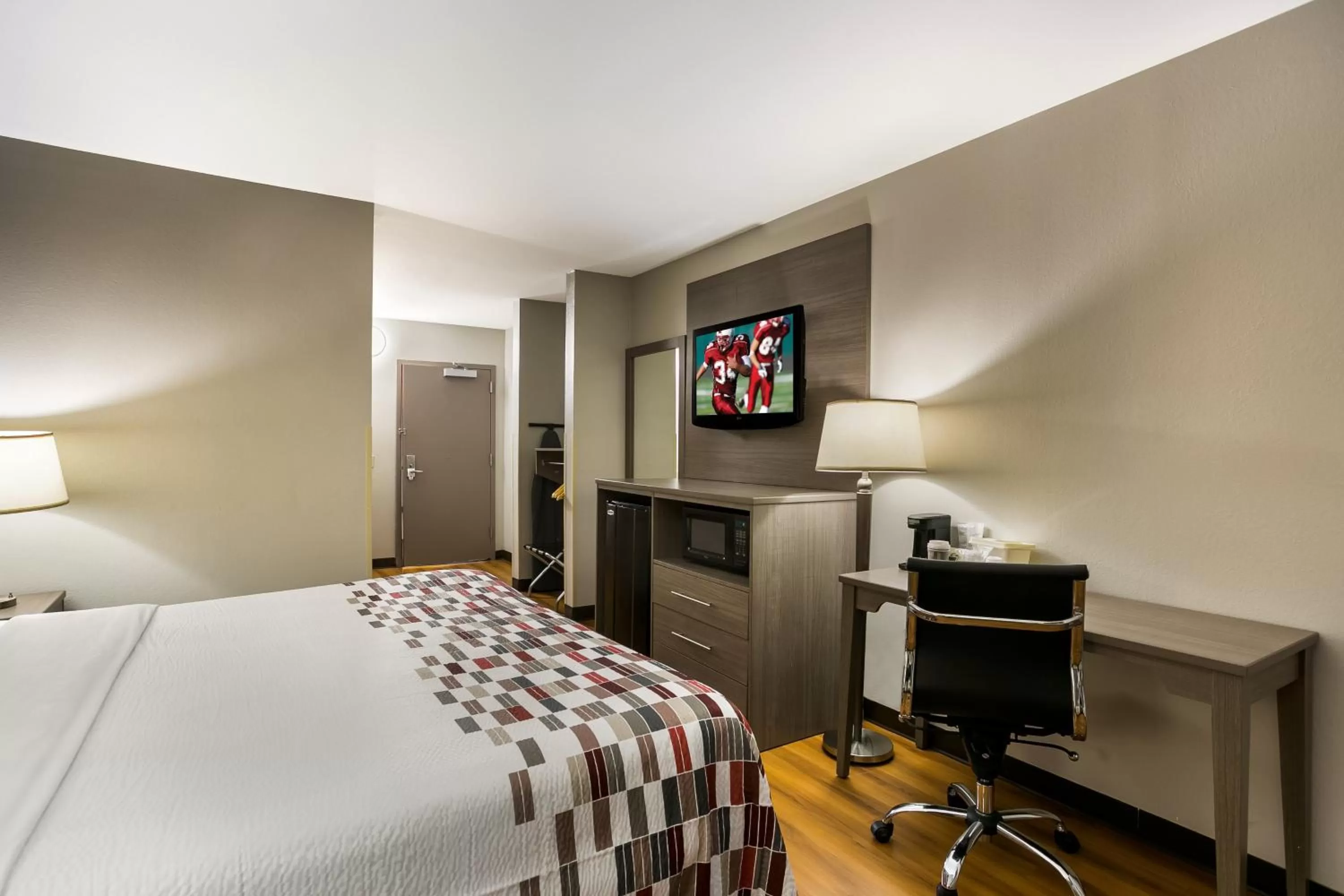 Bedroom, Bed in Red Roof Inn Denver