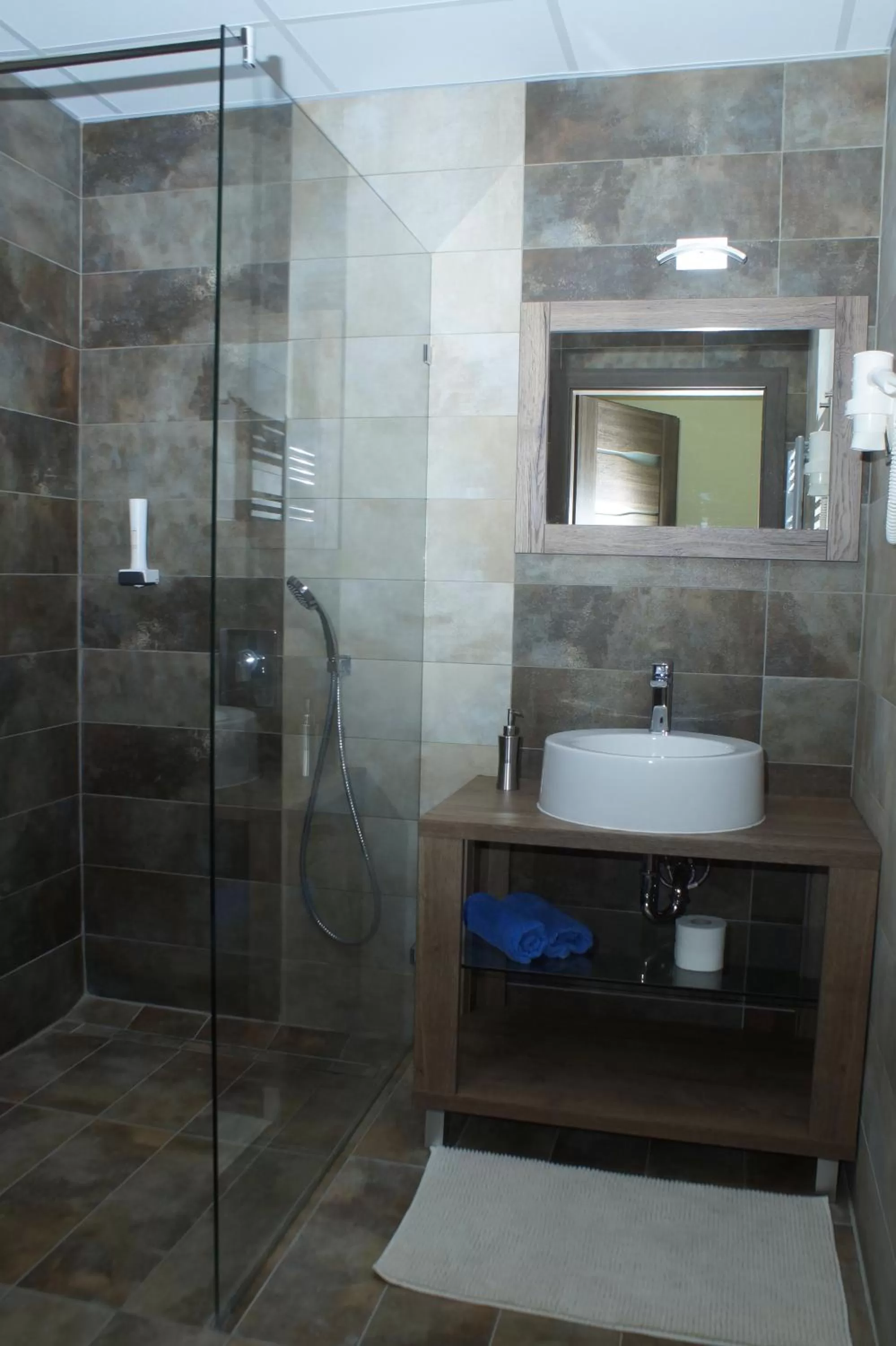 Bathroom in Fitromax Sportpanzió Ajka