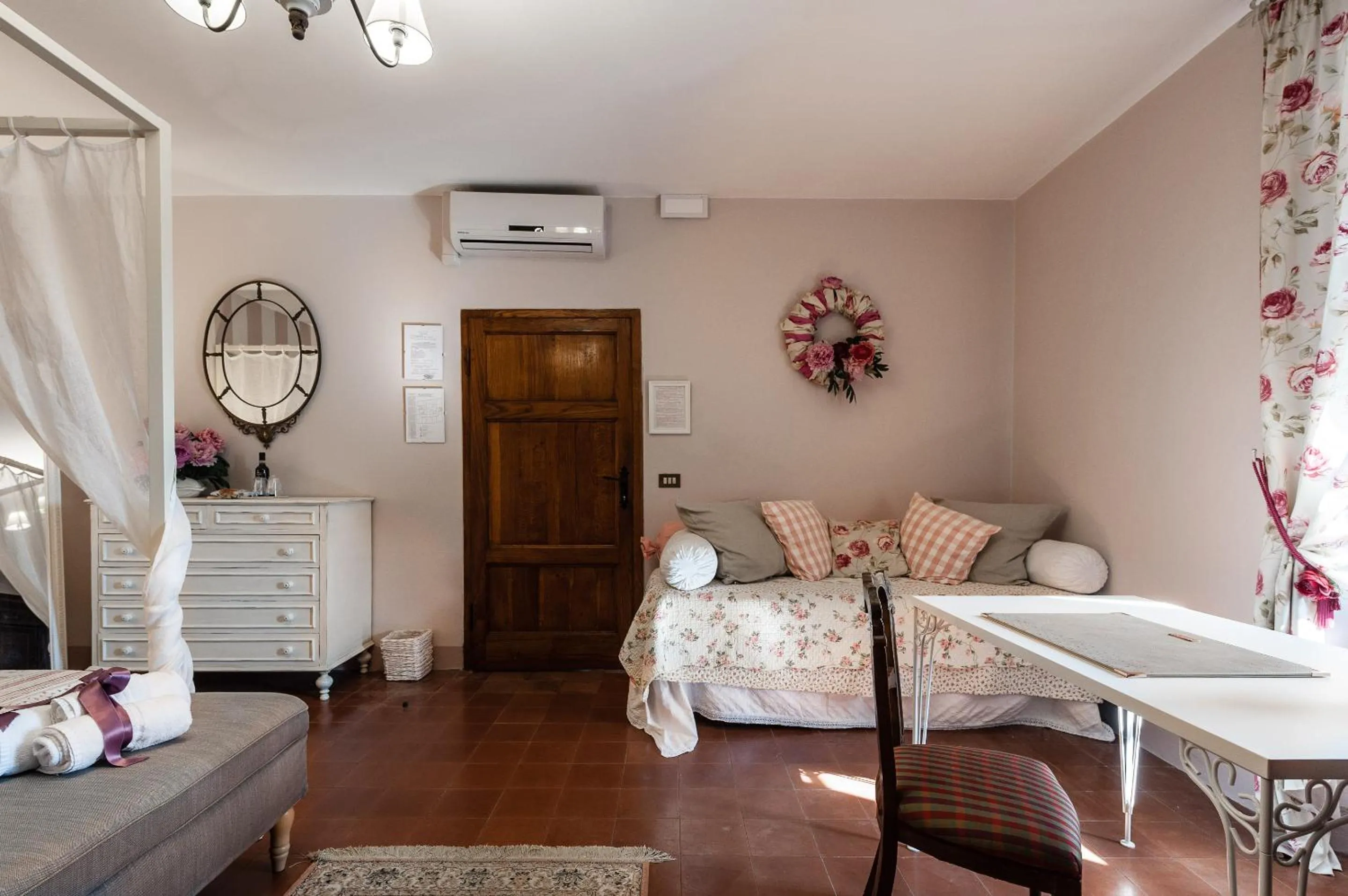 Photo of the whole room, Bed in Giardino della Pieve Relais- Adult Only