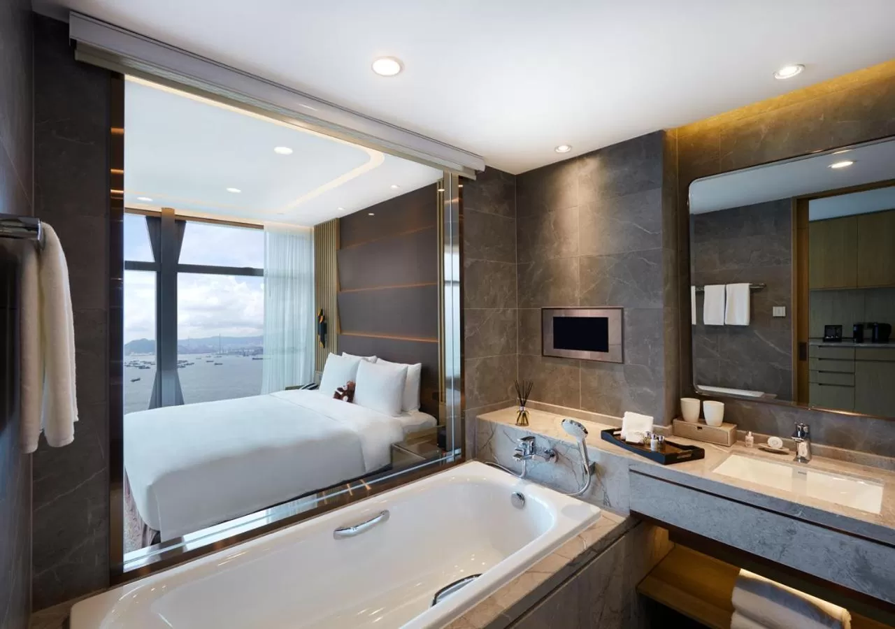 Shower, Bed in Oasis Aurum 181 Hotel