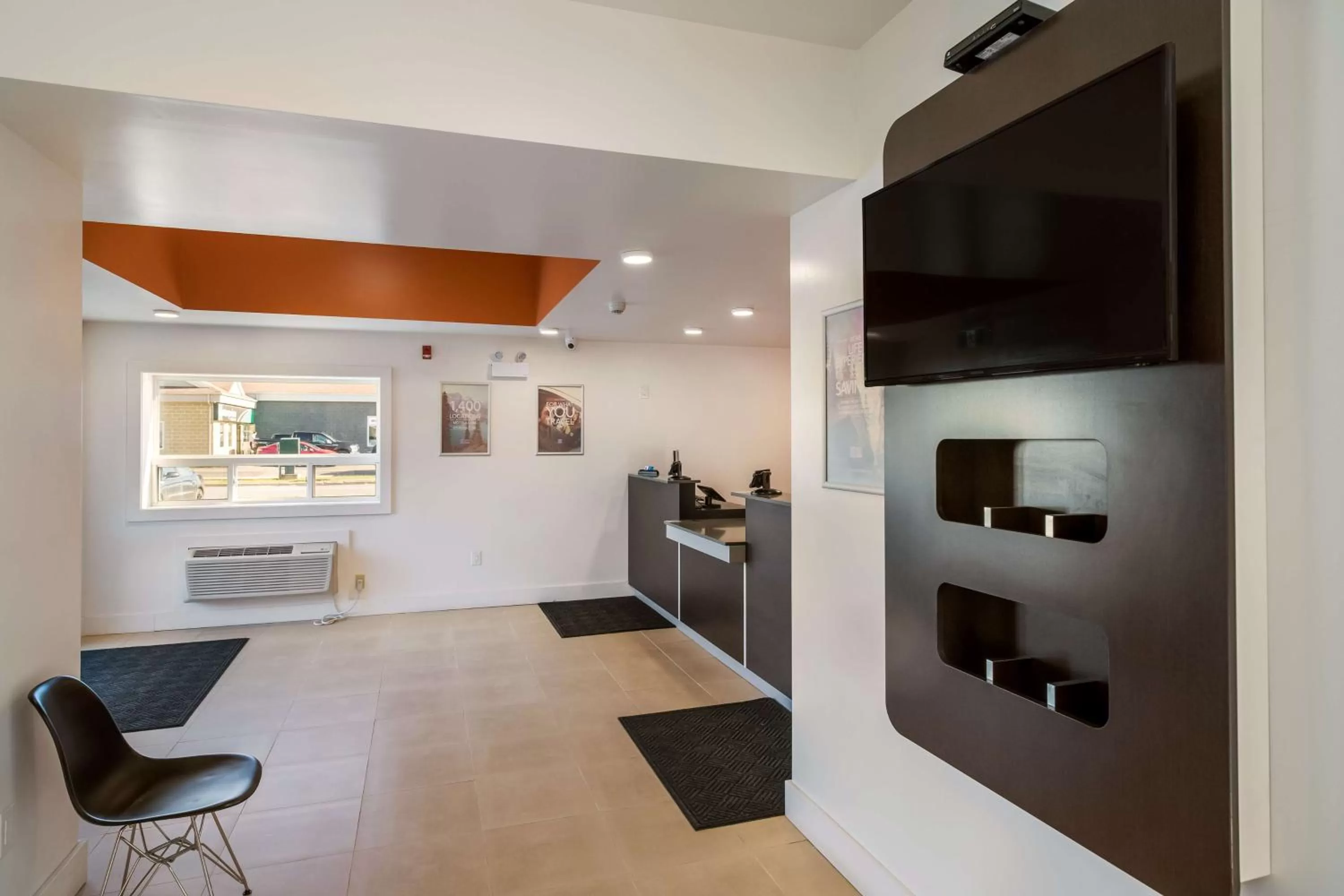 Communal lounge/ TV room in Motel 6-Moncton, NB