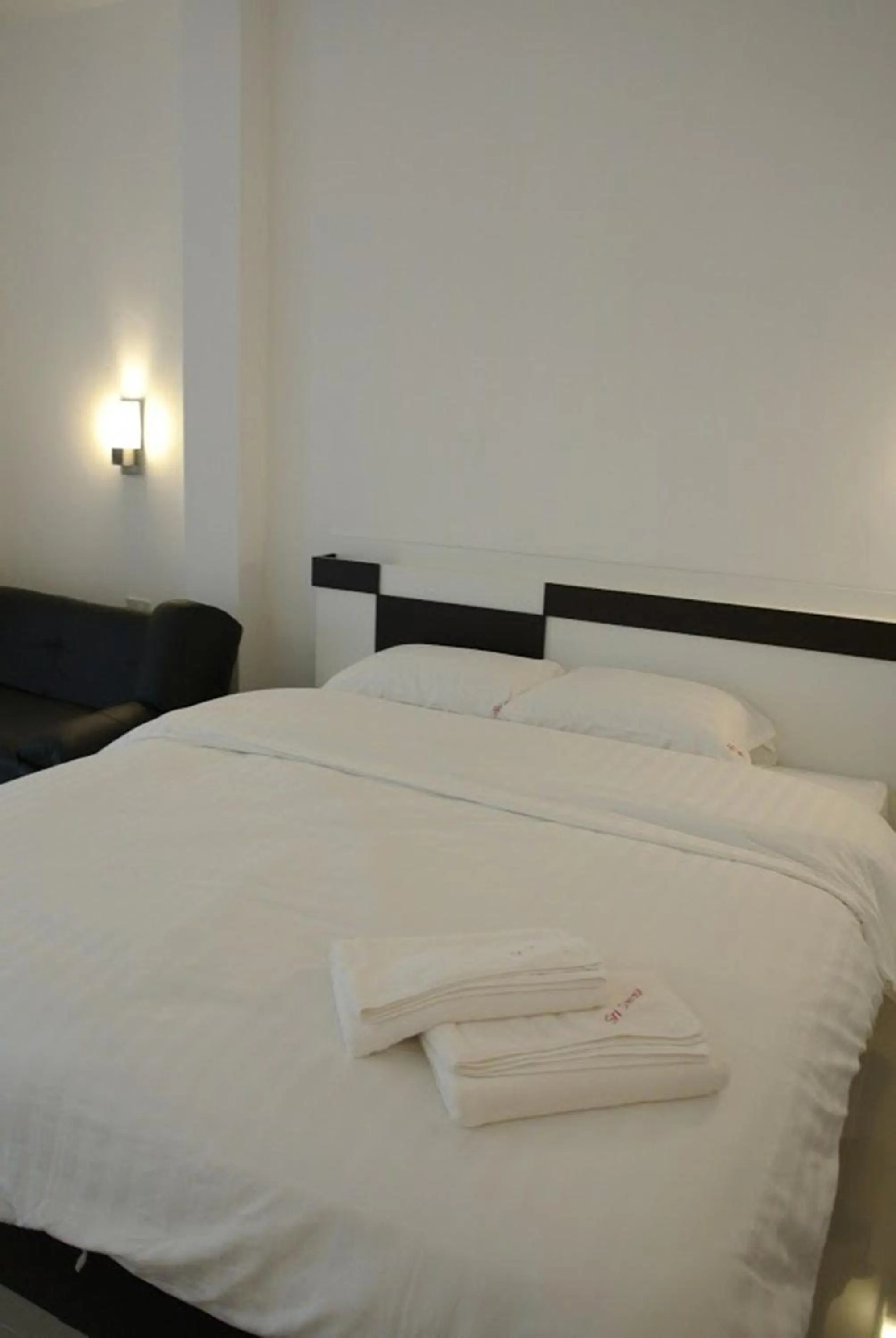 Photo of the whole room, Bed in Sri Samui