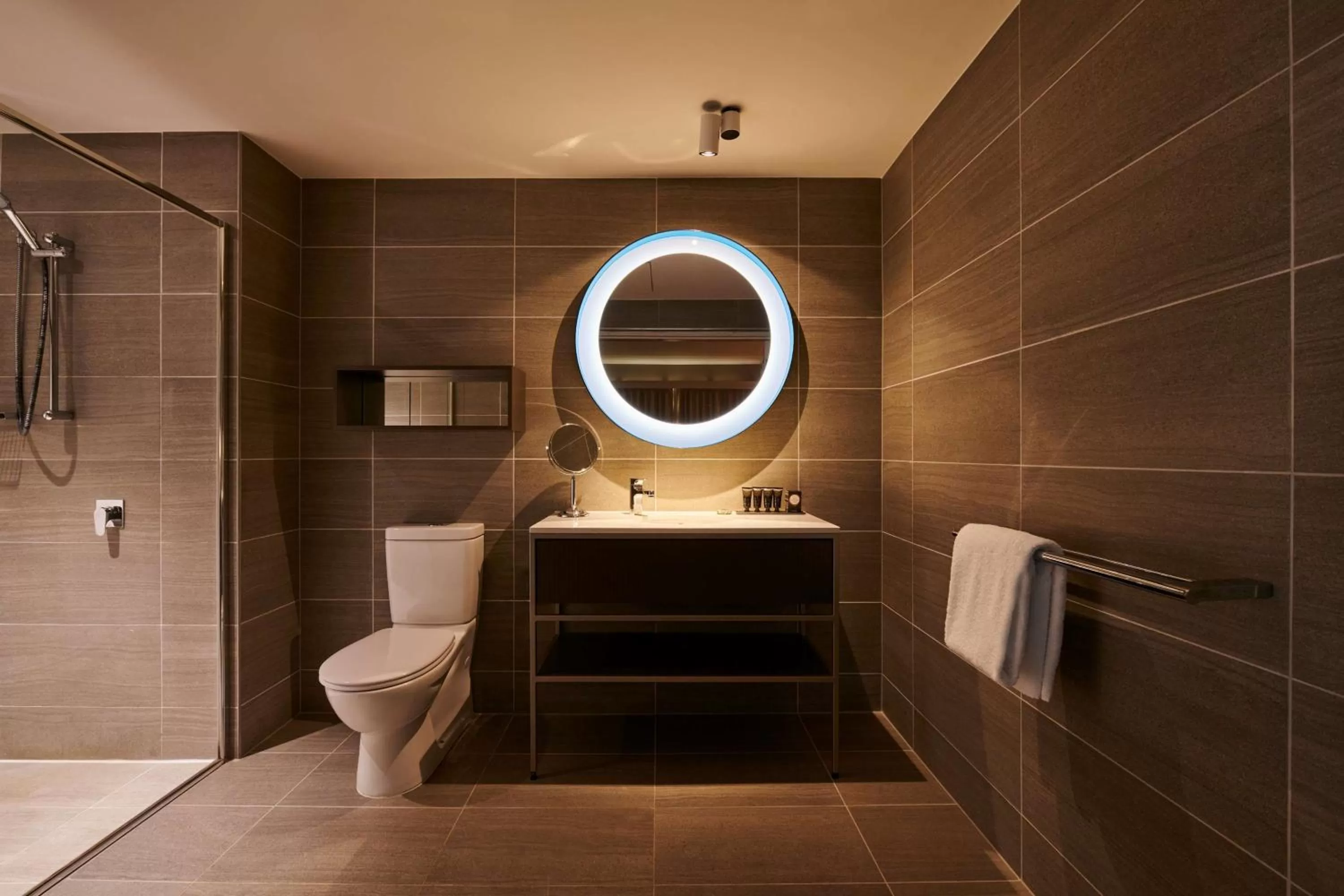 Bathroom in Hotel Kurrajong Canberra