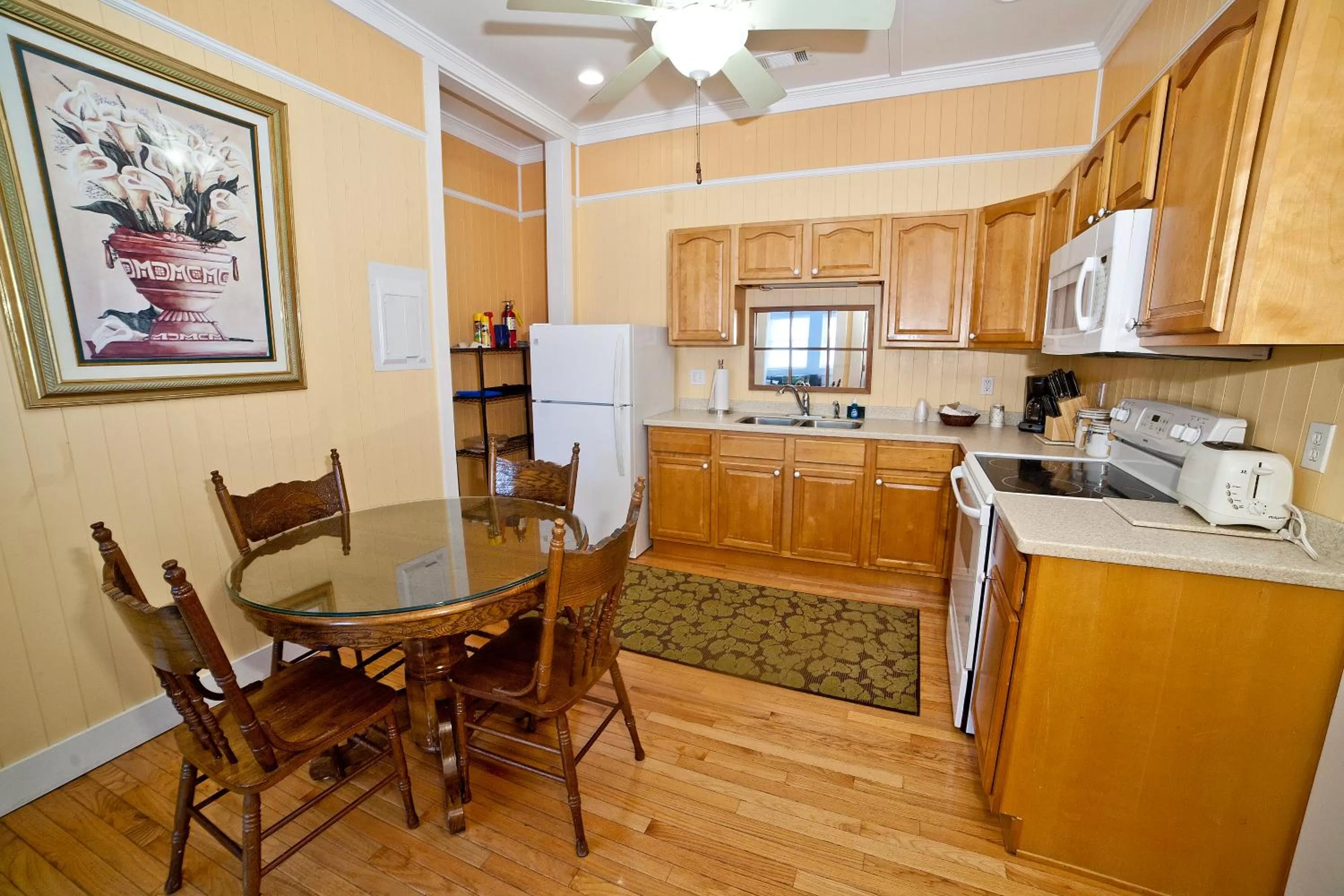 Kitchen/Kitchenette in Georgianne Inn & Suites check in 212 Bulter Ave