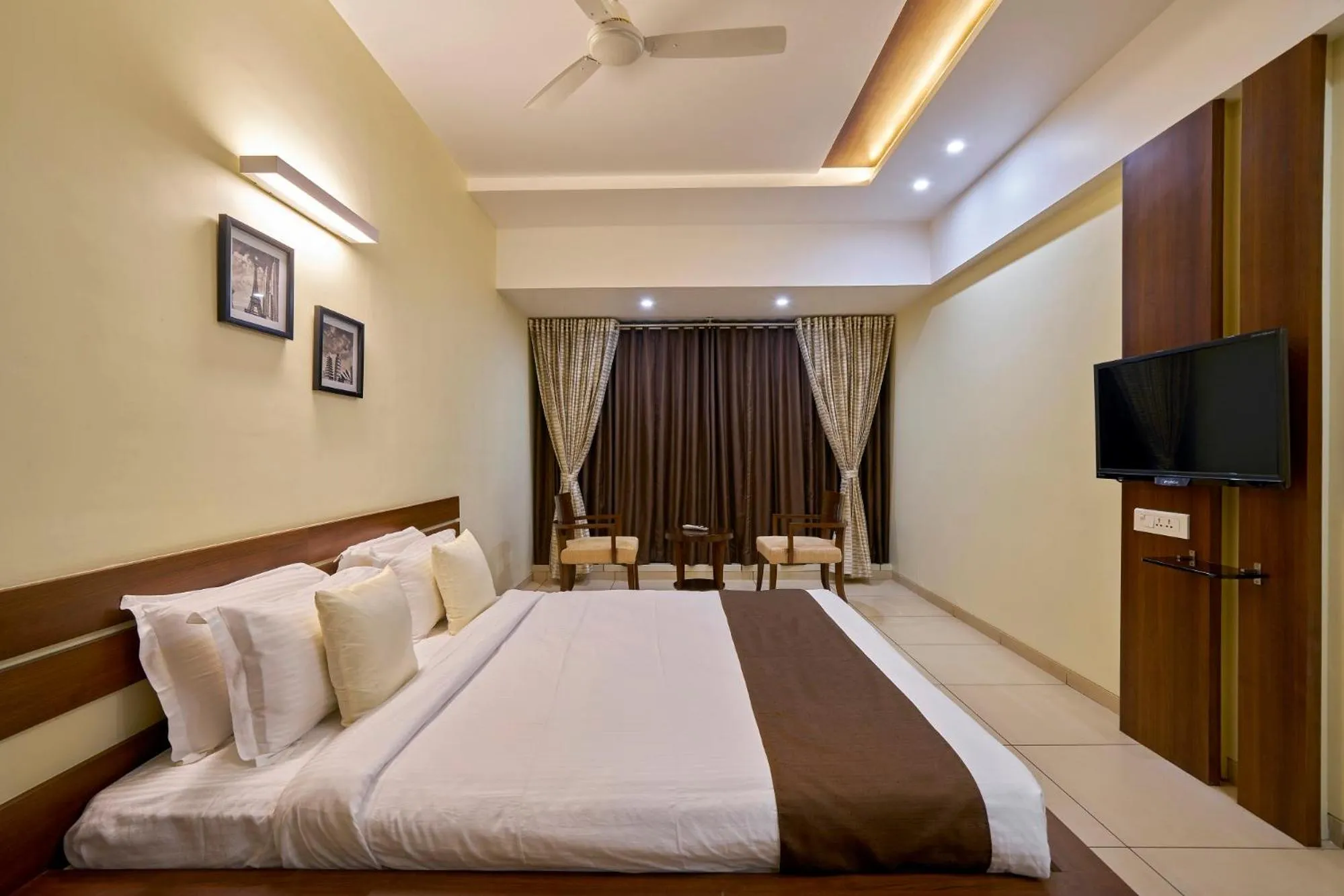 Bedroom, Bed in Hotel 3 Leaves NEAR CENTRAL BUS STAND