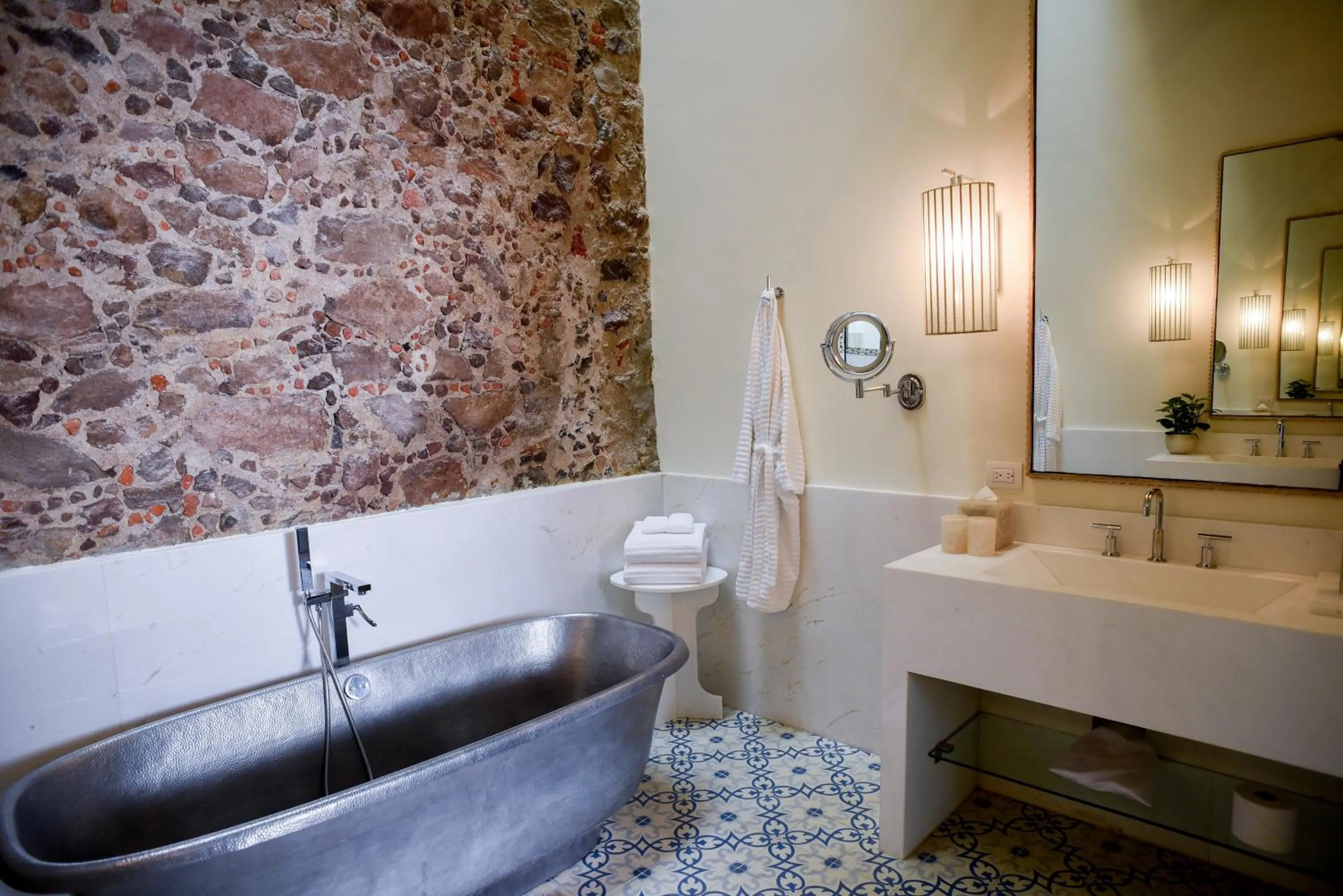 Bath in Hotel Casa Blanca 7