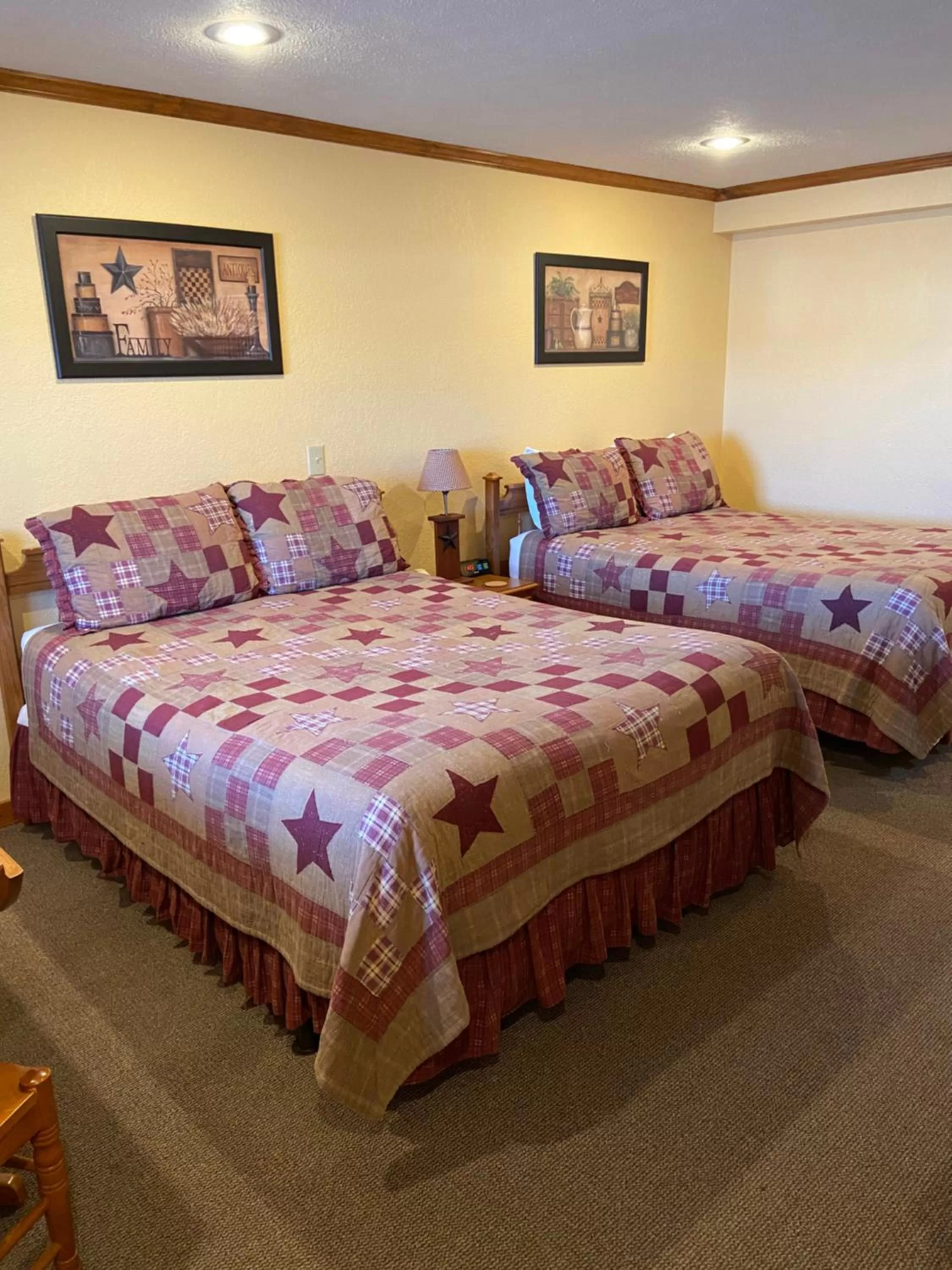 Photo of the whole room, Bed in The Garrett Inn