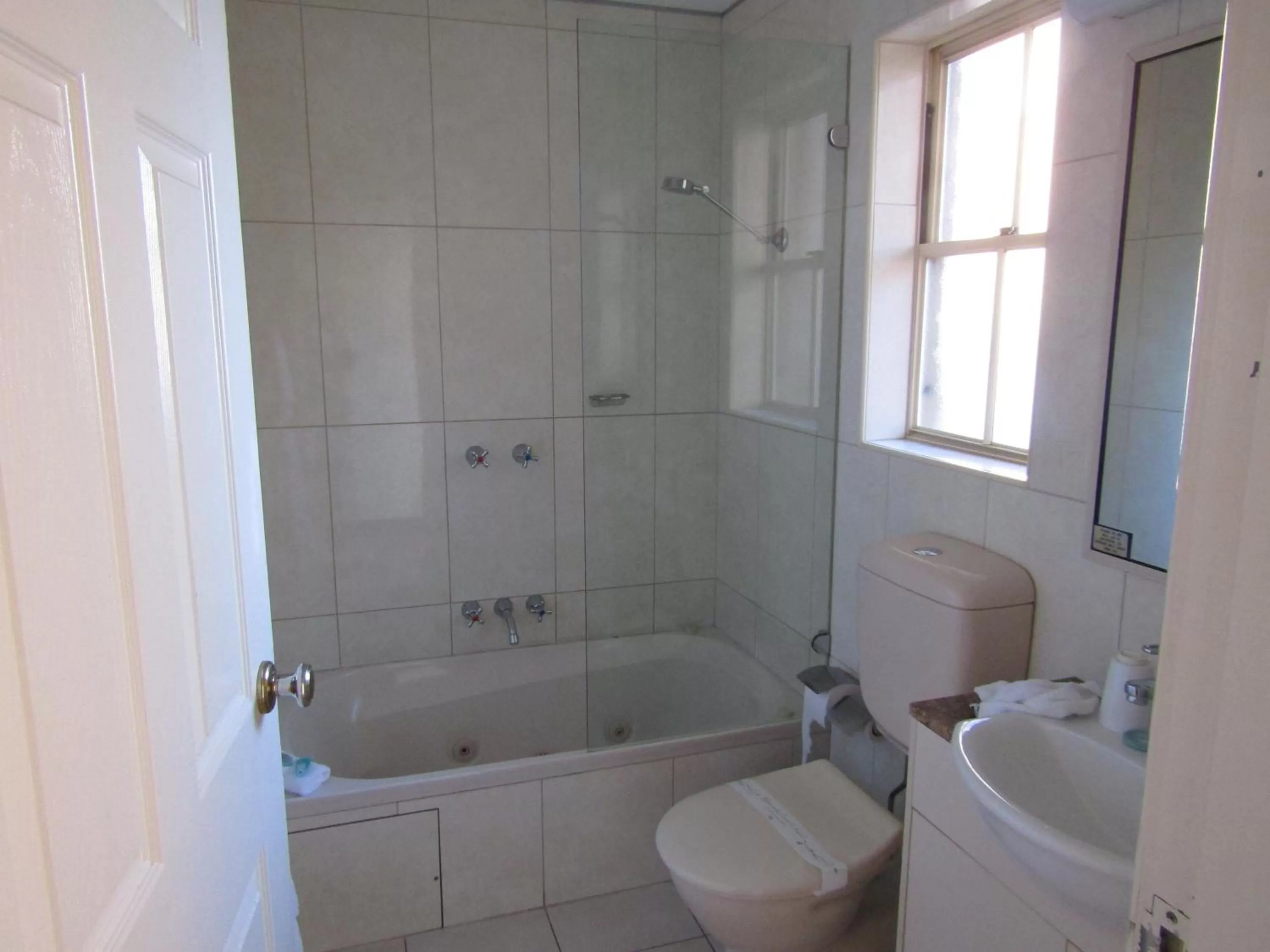 Deluxe Family Suite (2 Adults + 2 Children) in Australian Heritage Motor Inn