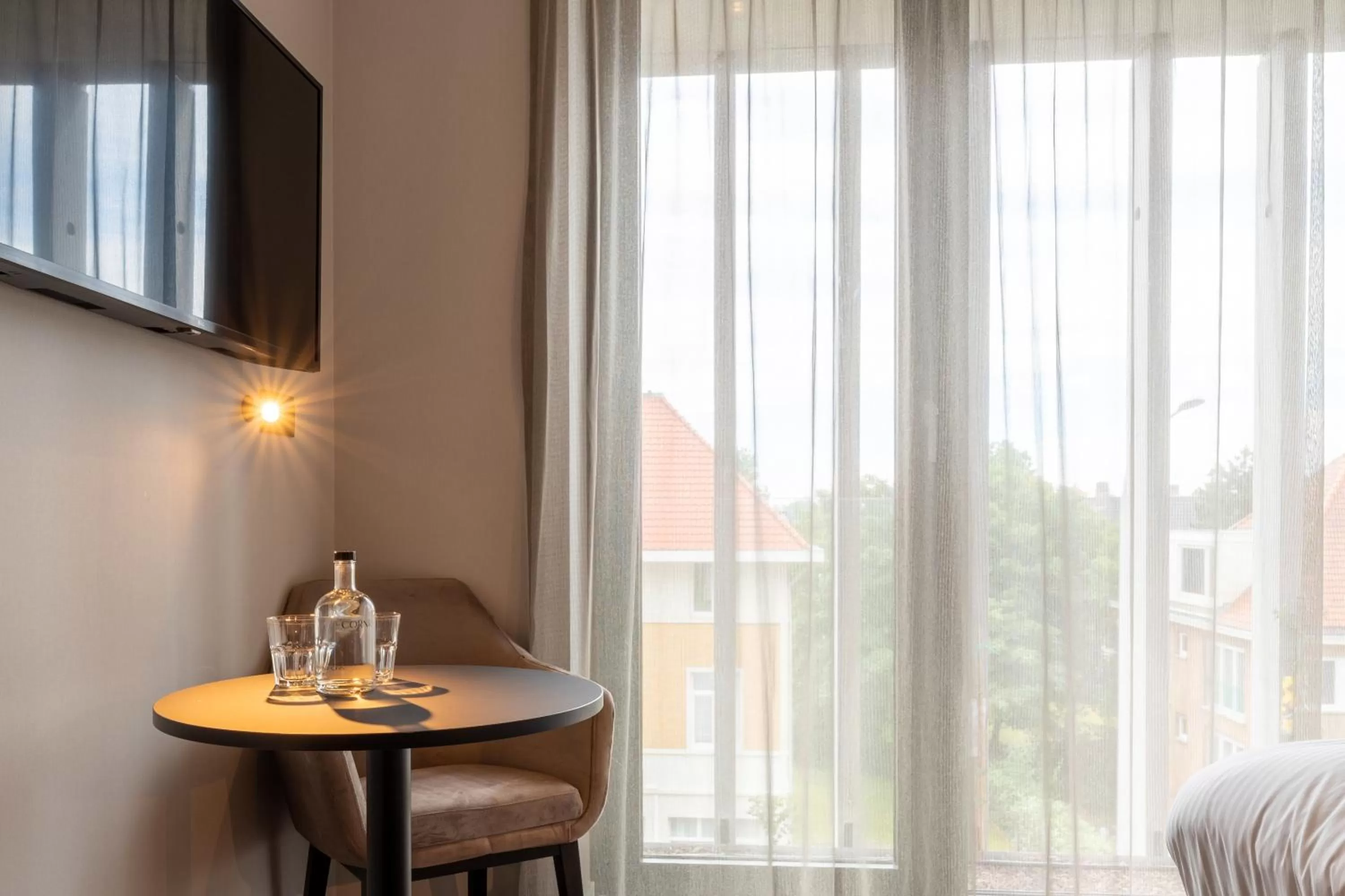 TV and multimedia, Bed in The CORNR Hotel