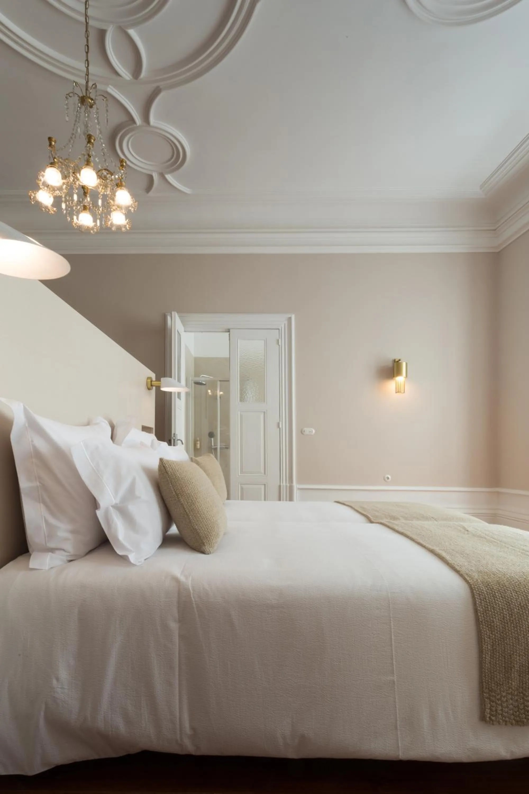 Toilet, Bed in Original Douro Hotel