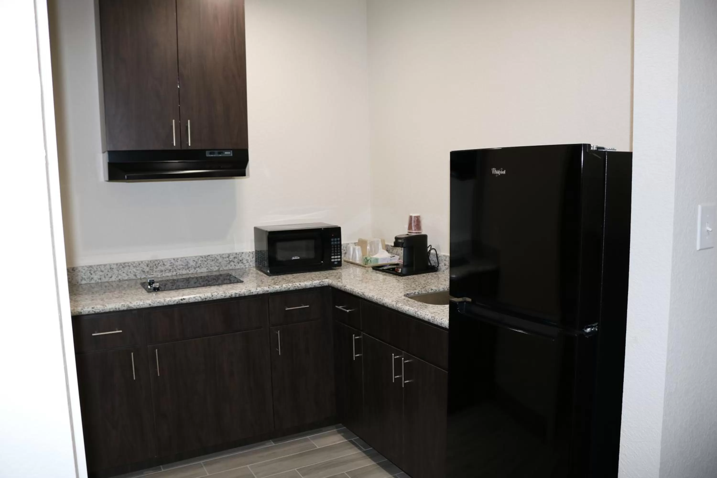Kitchen or kitchenette in Scottish Inn & Suites - IAH Airport
