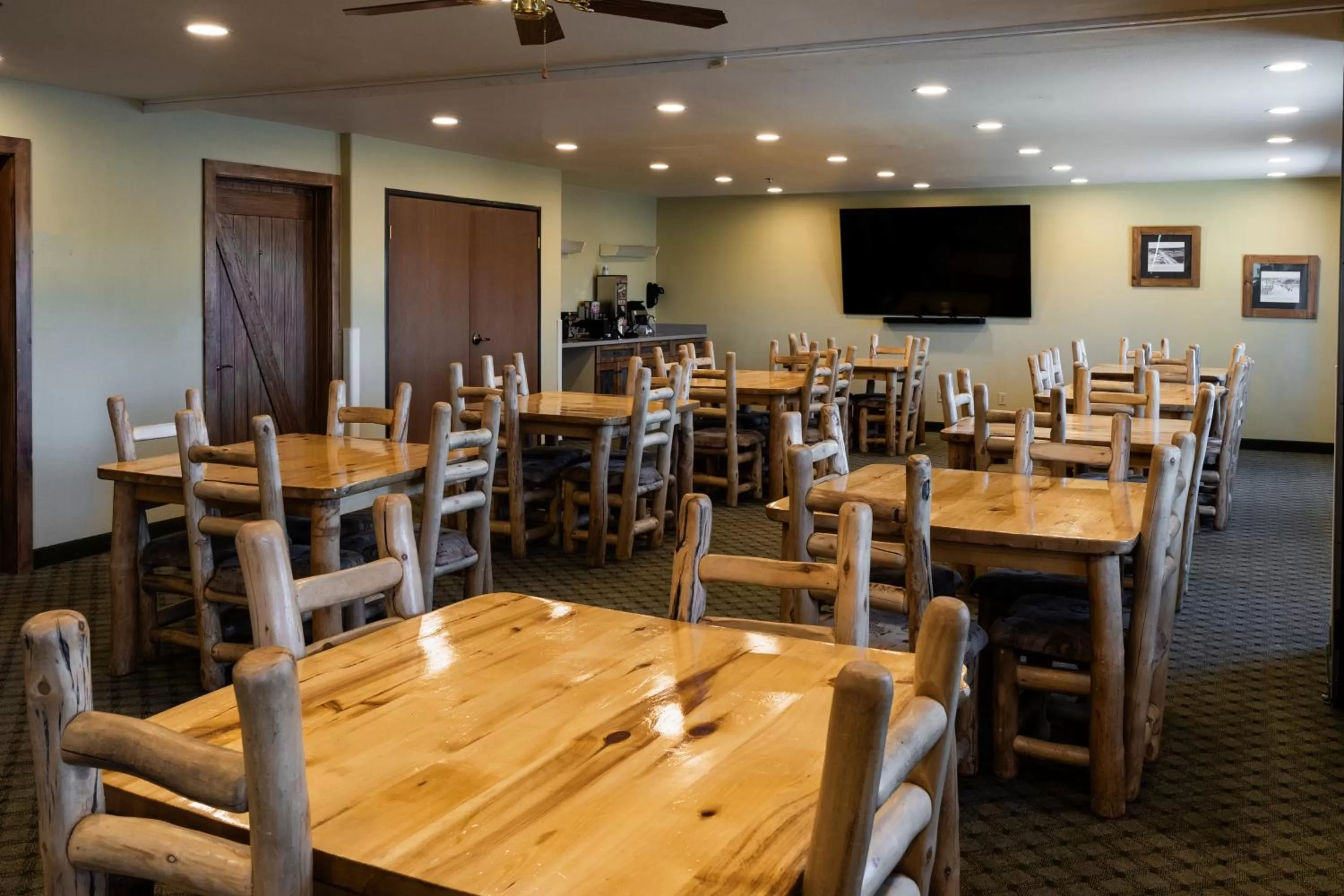 Restaurant/places to eat in Pinedale Hotel & Suites