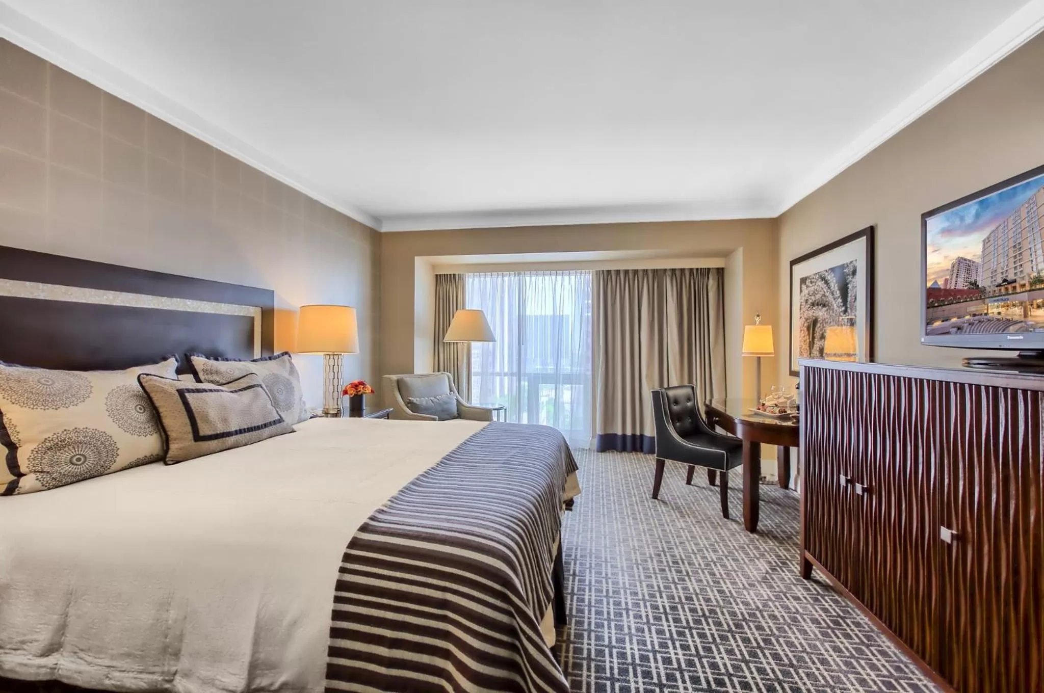 Photo of the whole room, Bed in Omni Los Angeles Hotel