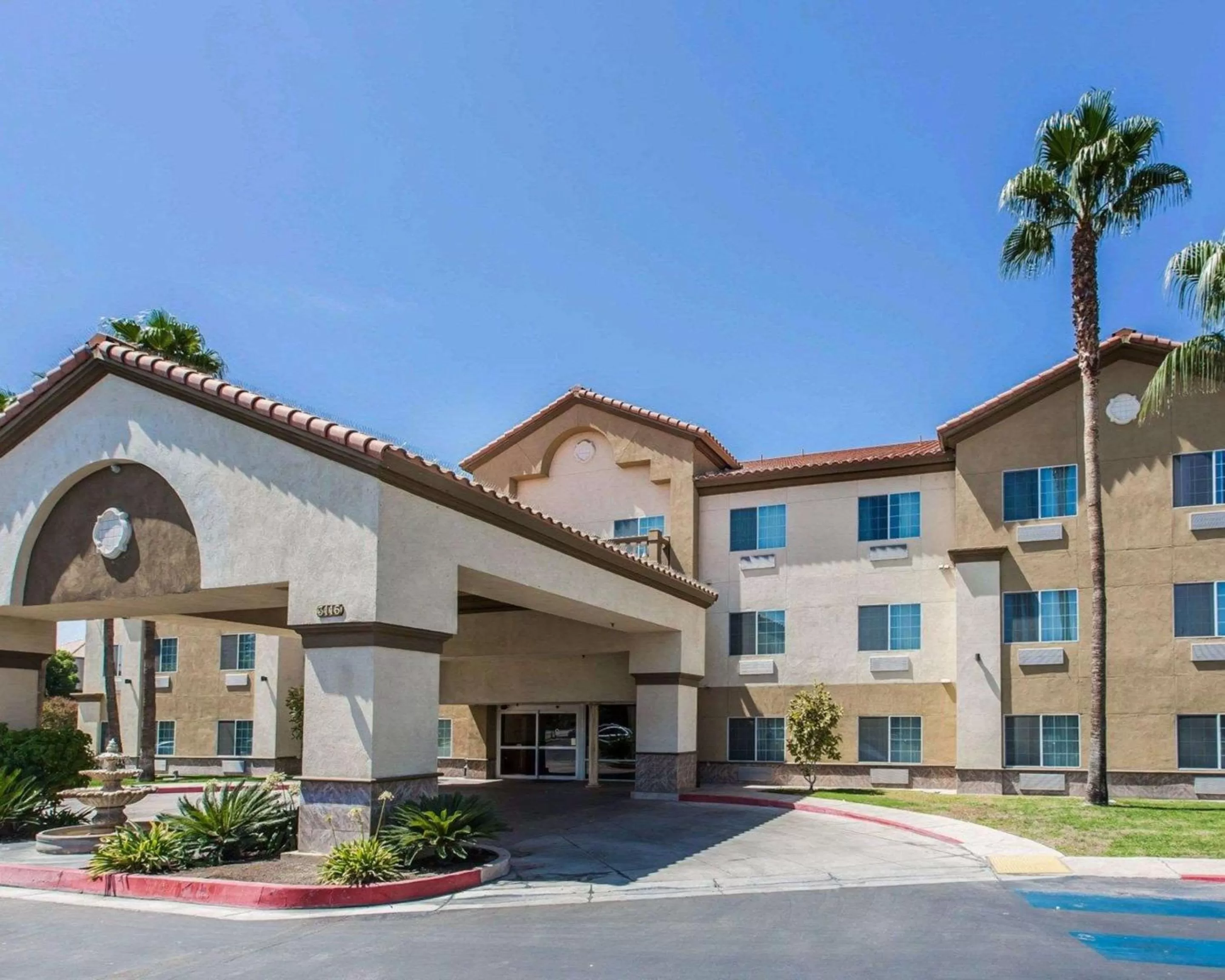 Property building in Comfort Suites Bakersfield