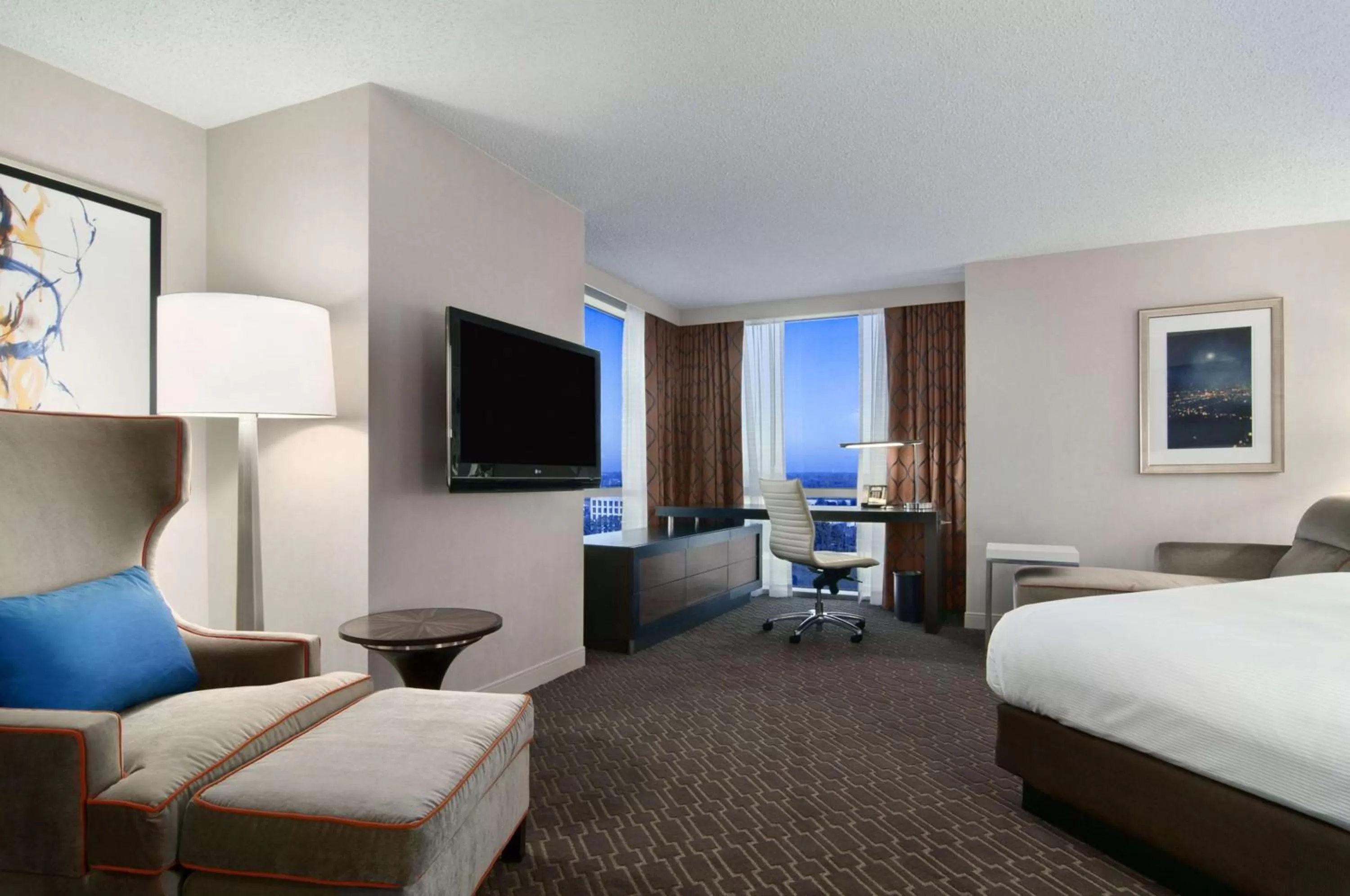 Living room, Bed in Hilton Atlanta Airport