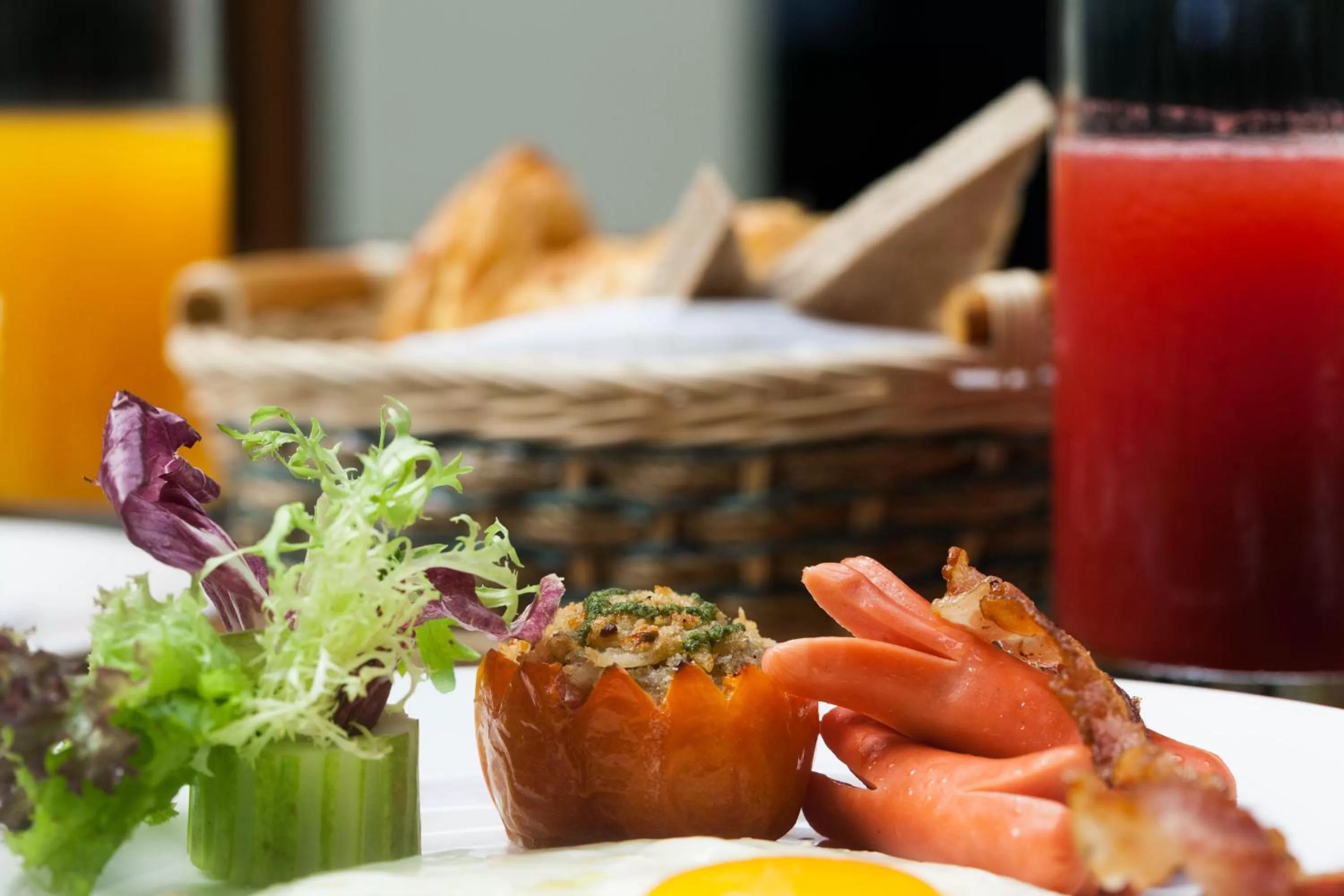 Restaurant/places to eat in Somadevi Residence