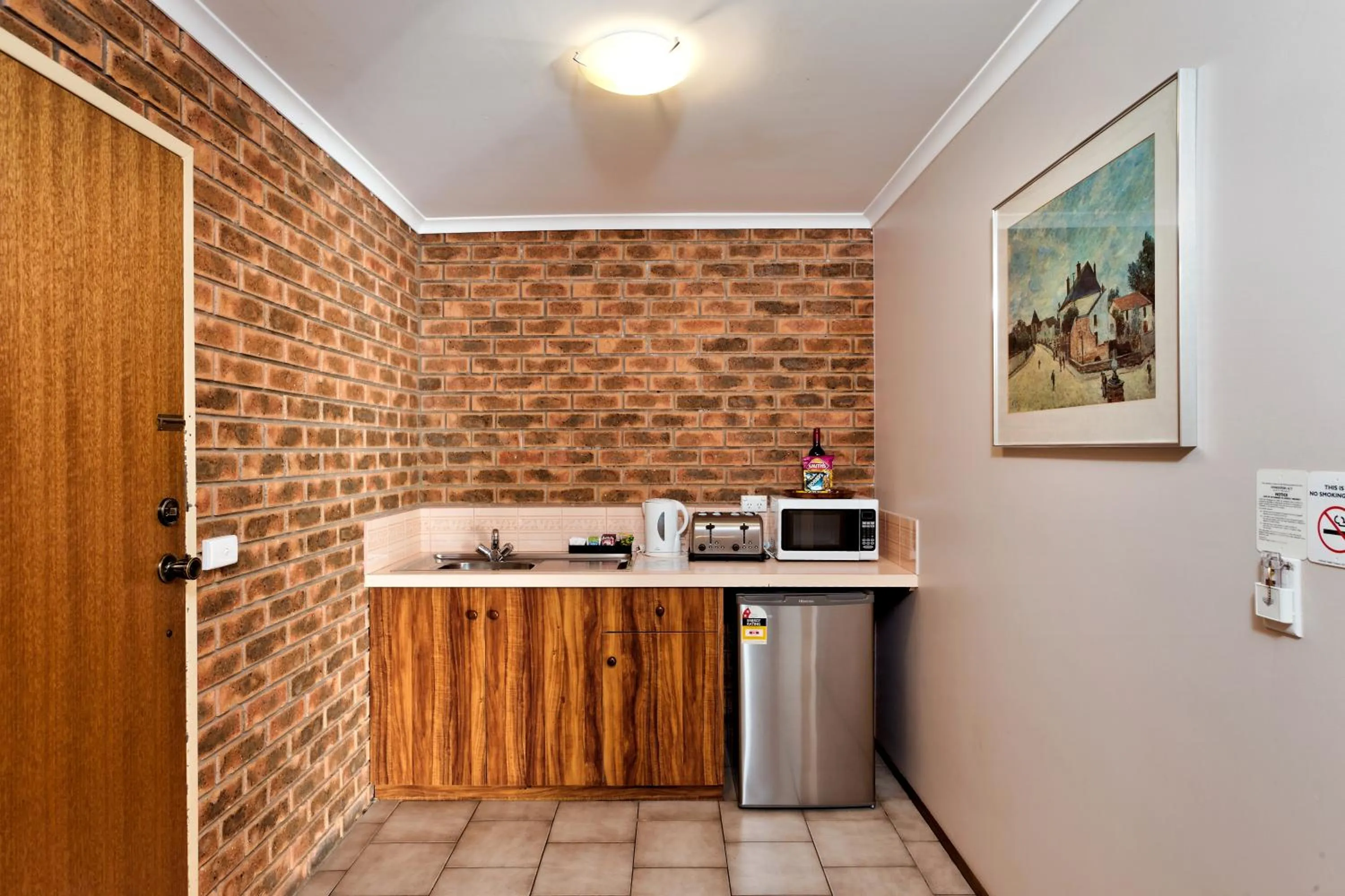 Kitchen or kitchenette in Hume Country Motor Inn