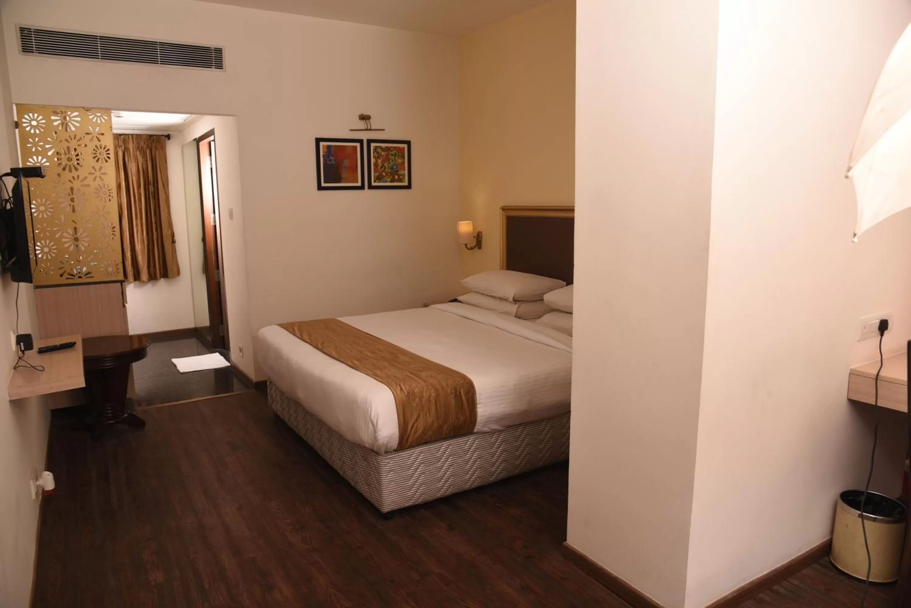 Bed in Hotel Sabareesh Park