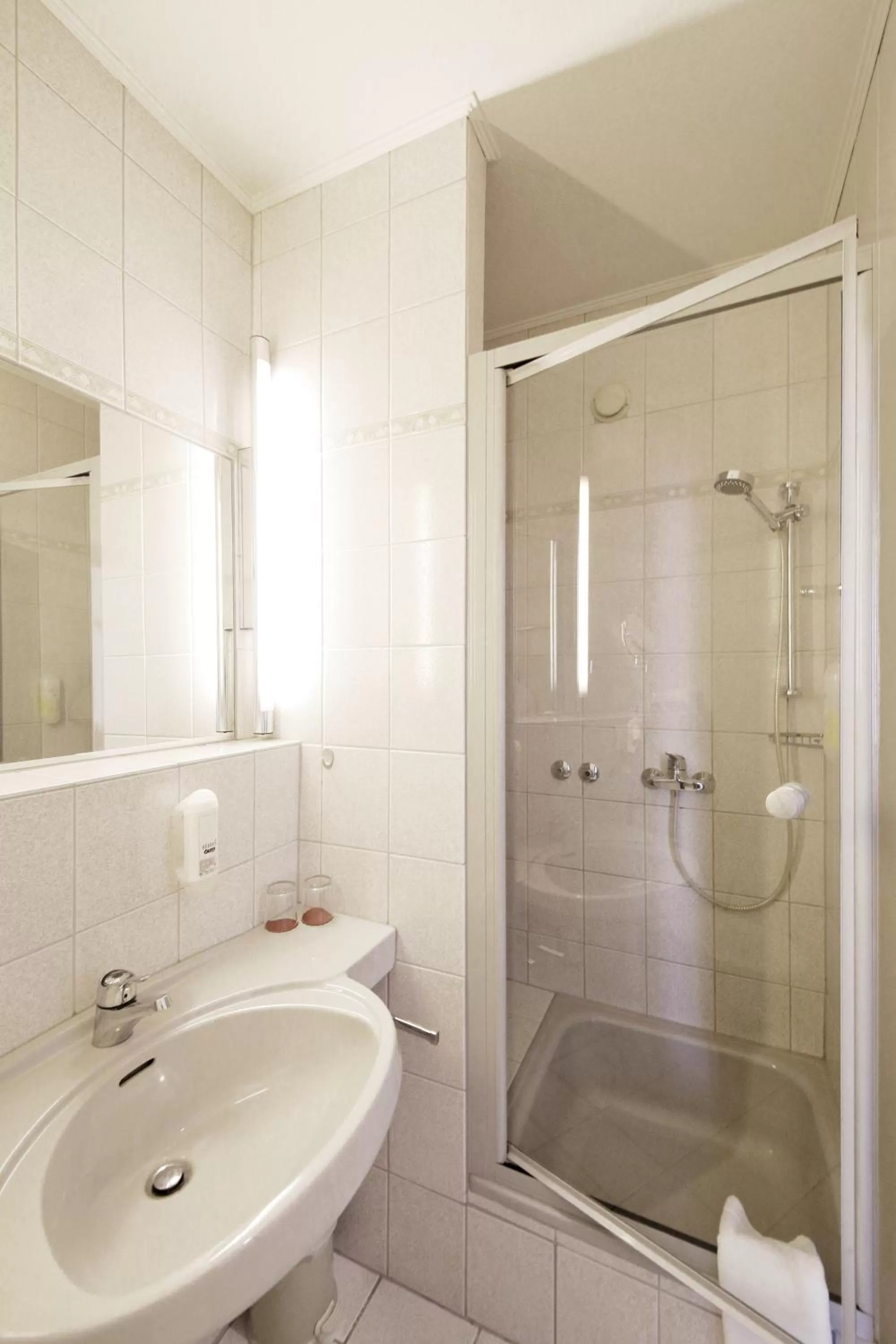 Shower in Hotel Kick