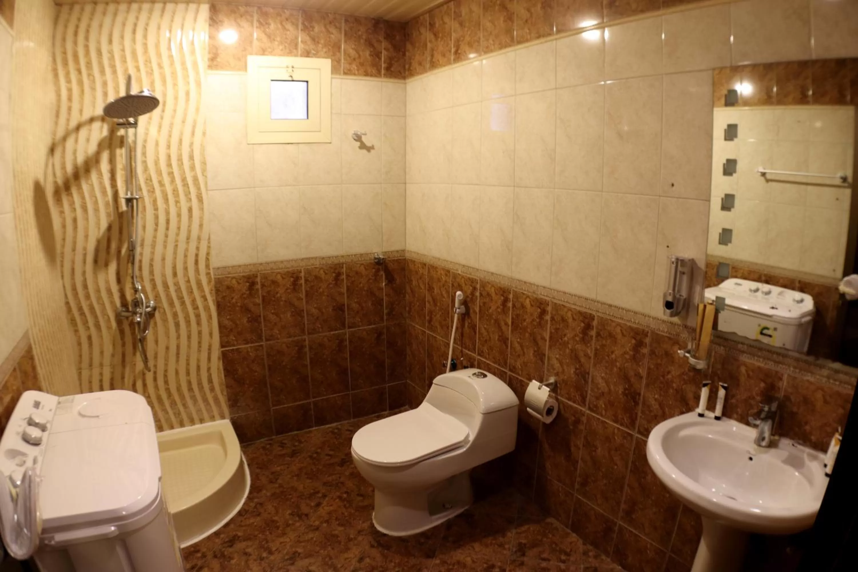 Shower in Maskan Al Dyafah Hotel Apartments
