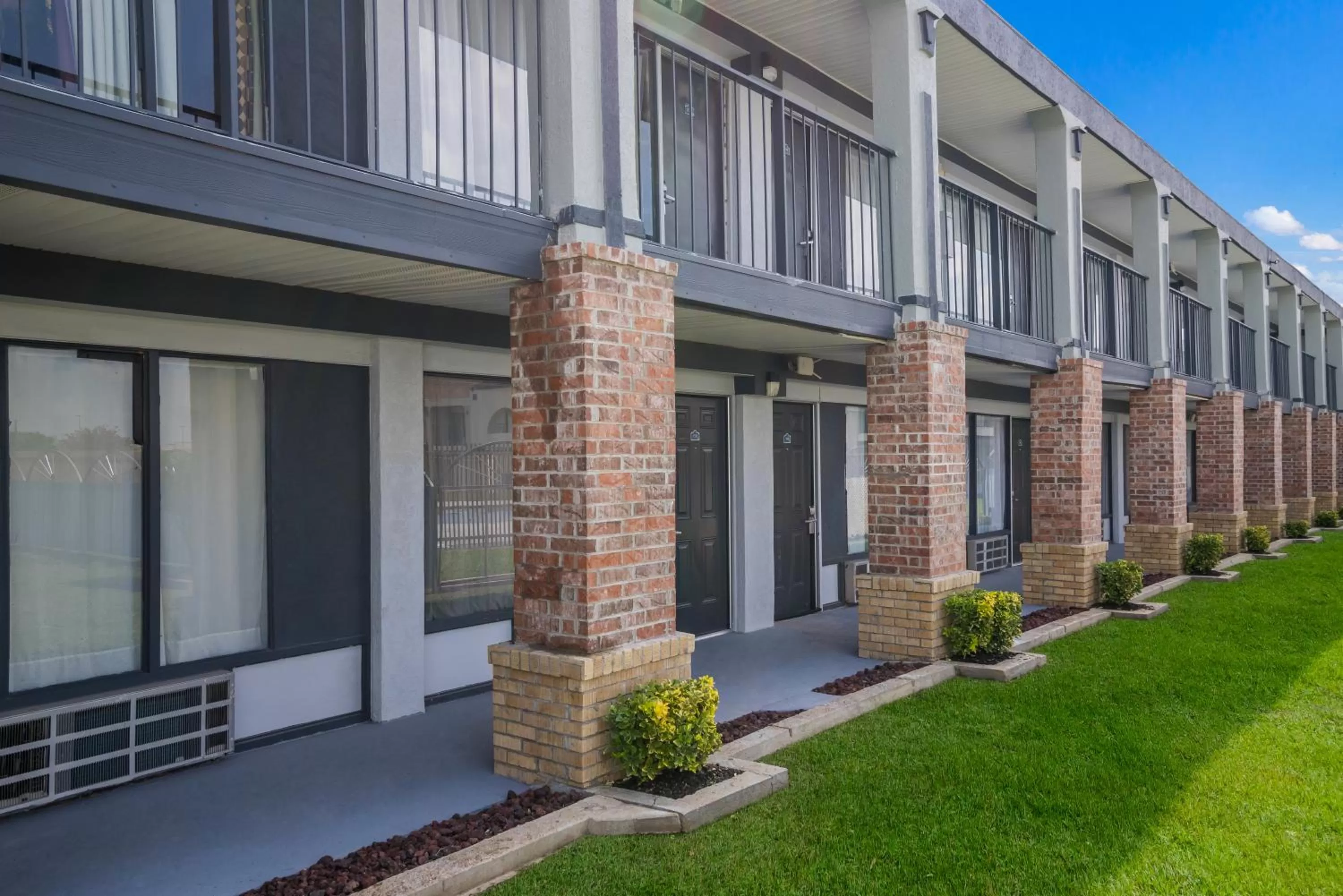 Property building in Americas Best Value Inn and Suites Blytheville by Sonesta