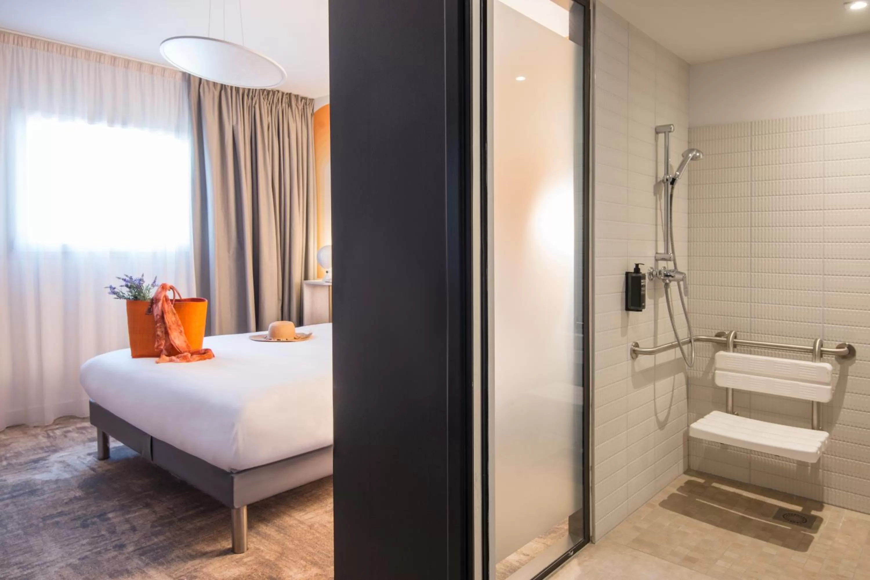 Facility for disabled guests, Bed in ibis Styles Pertuis Portes du Luberon