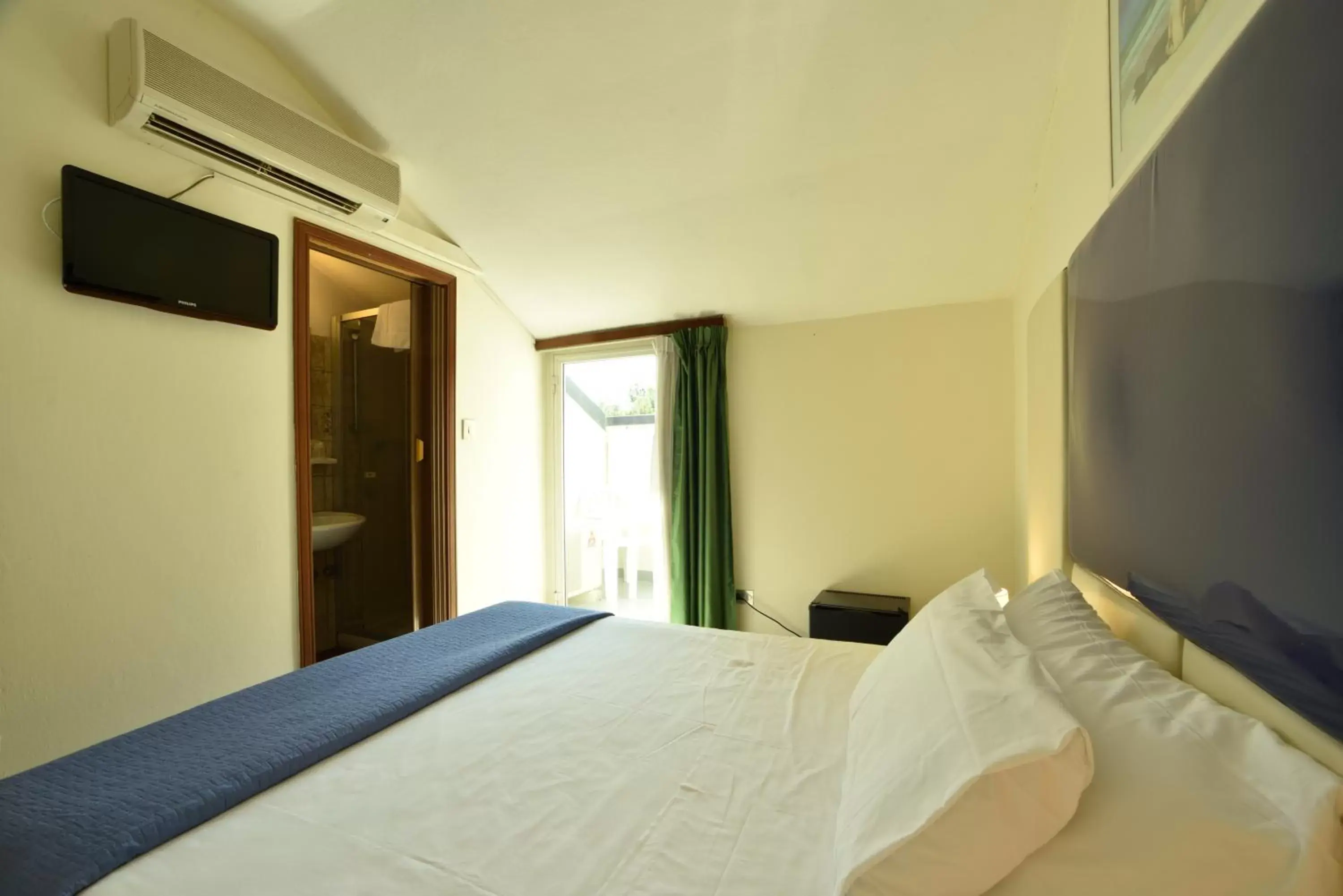 Double Room with Private Bathroom in Hotel Diano Marina Mhotelsgroup Double Room with Private Bathroom in Hotel Diano Marina Mhotelsgroup