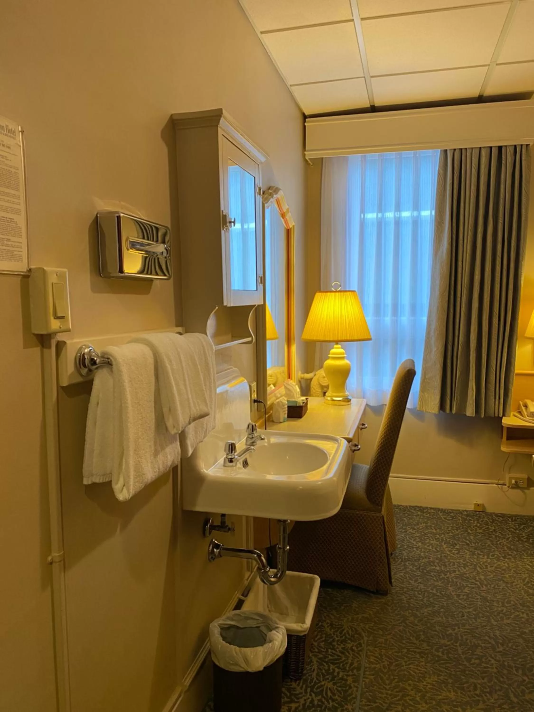 Bedroom in Kingston Hotel