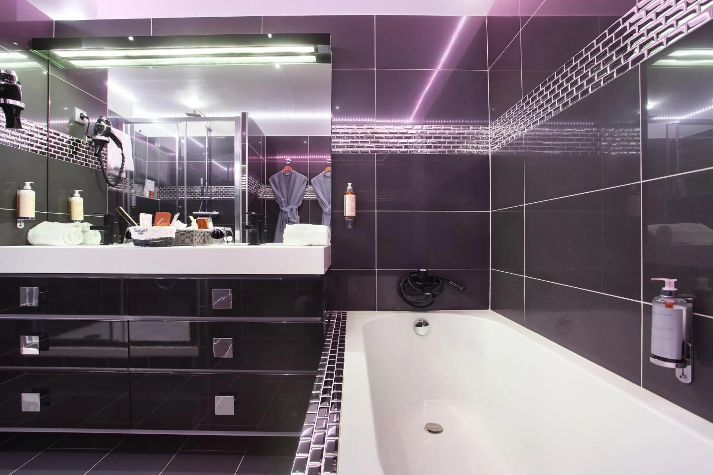 Bathroom in Hôtel de France