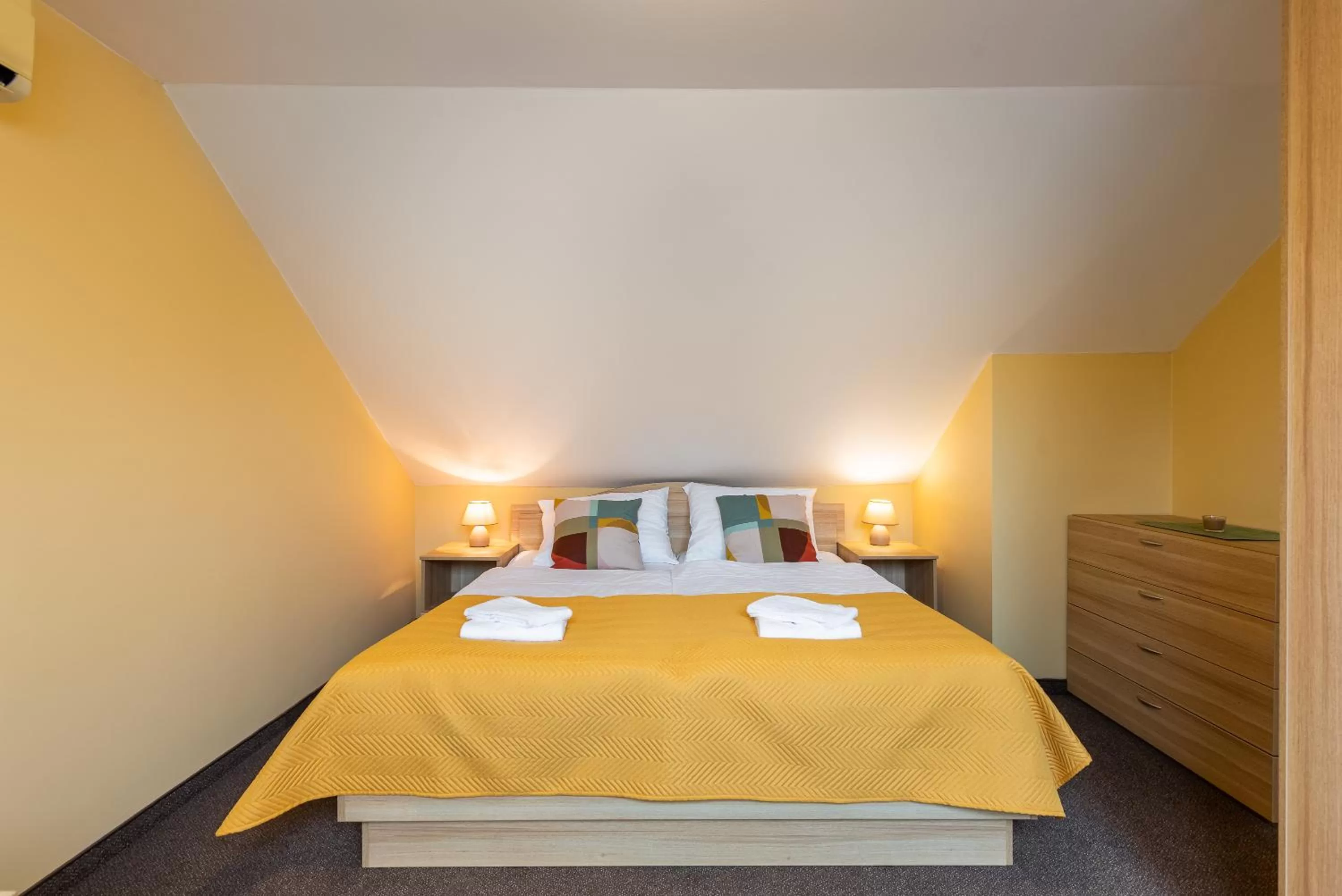 Restaurant/places to eat, Bed in Hotel Libero