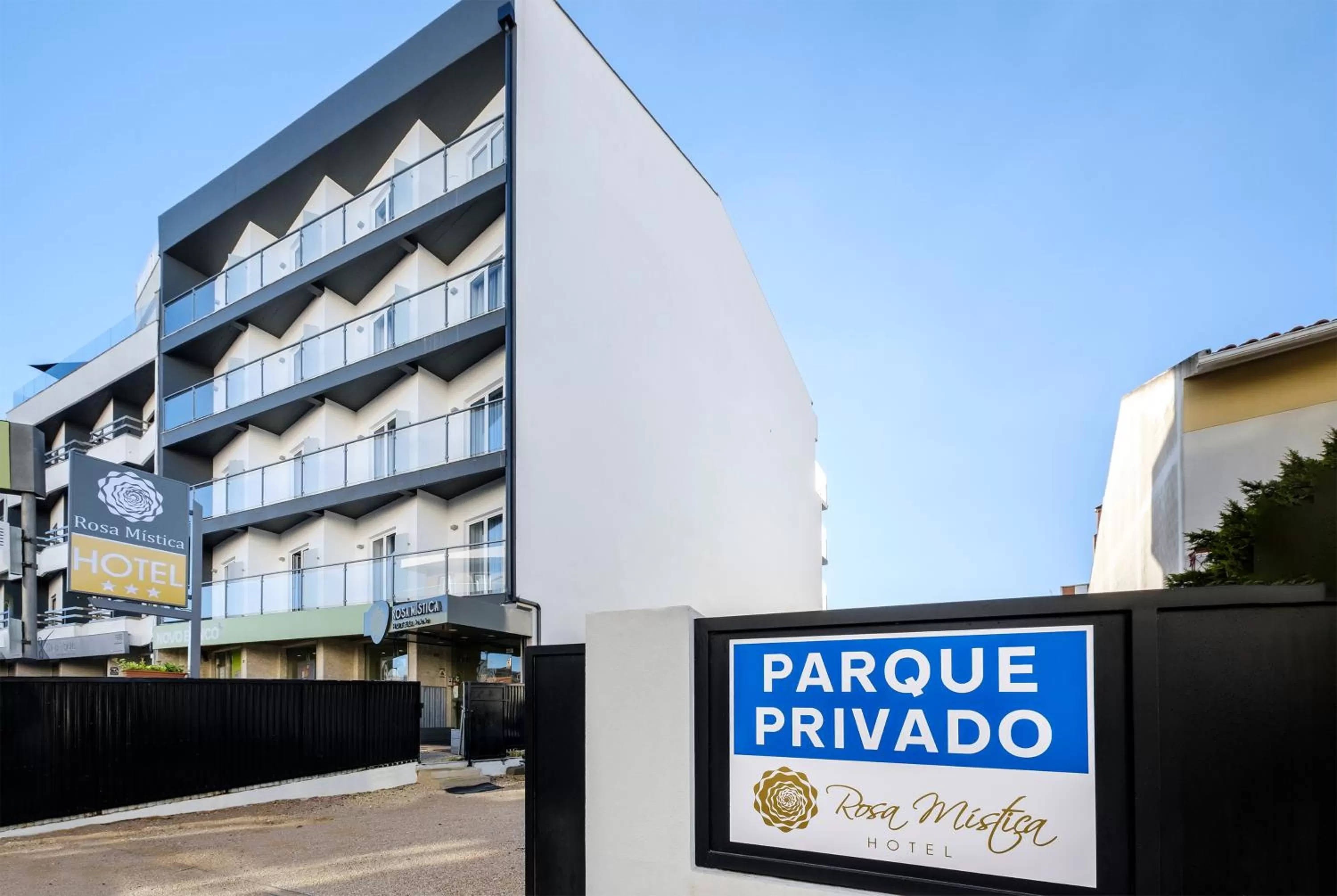 Facade/entrance in Hotel Rosa Mística by Umbral