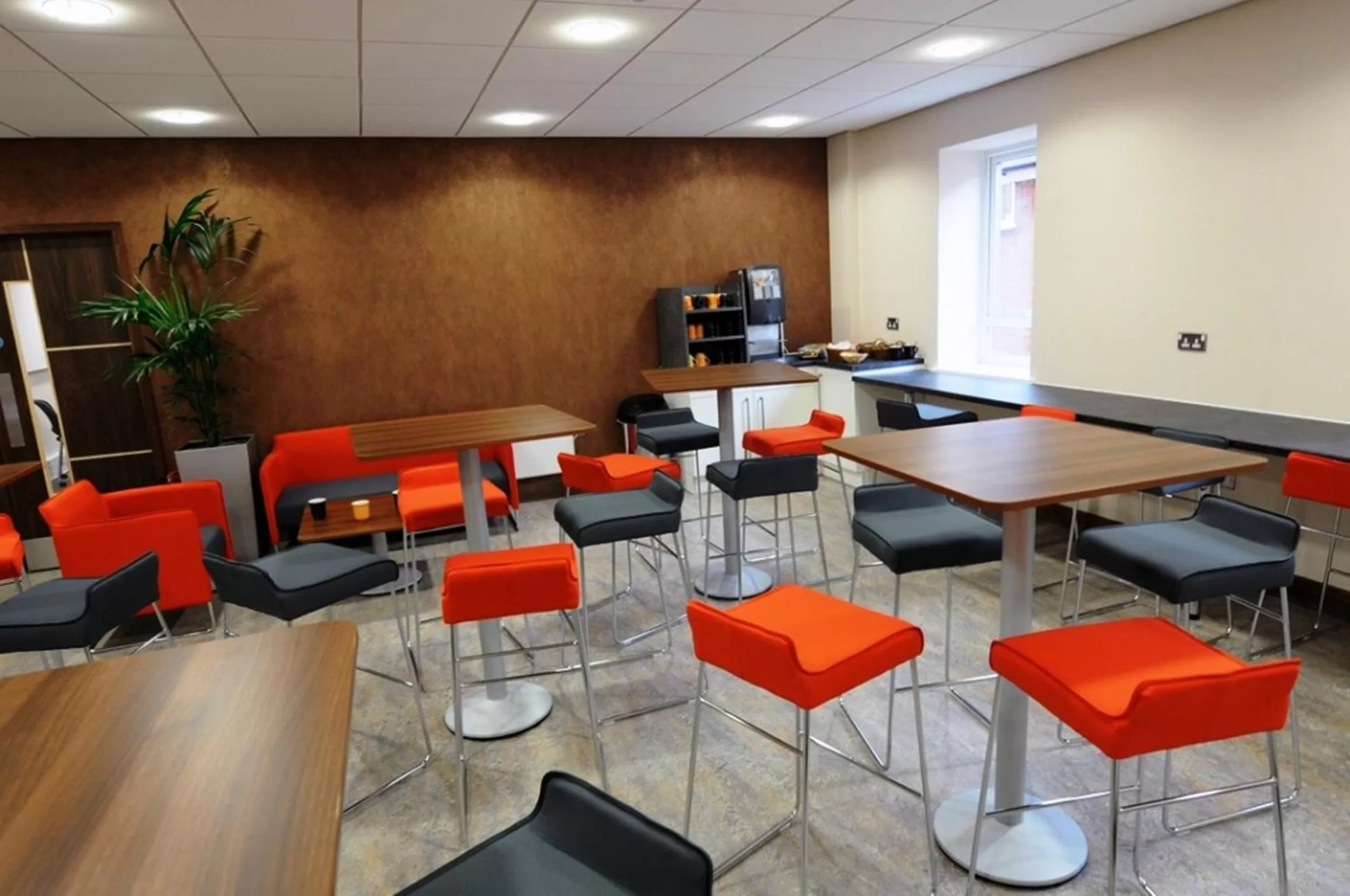 Business facilities in Hillscourt