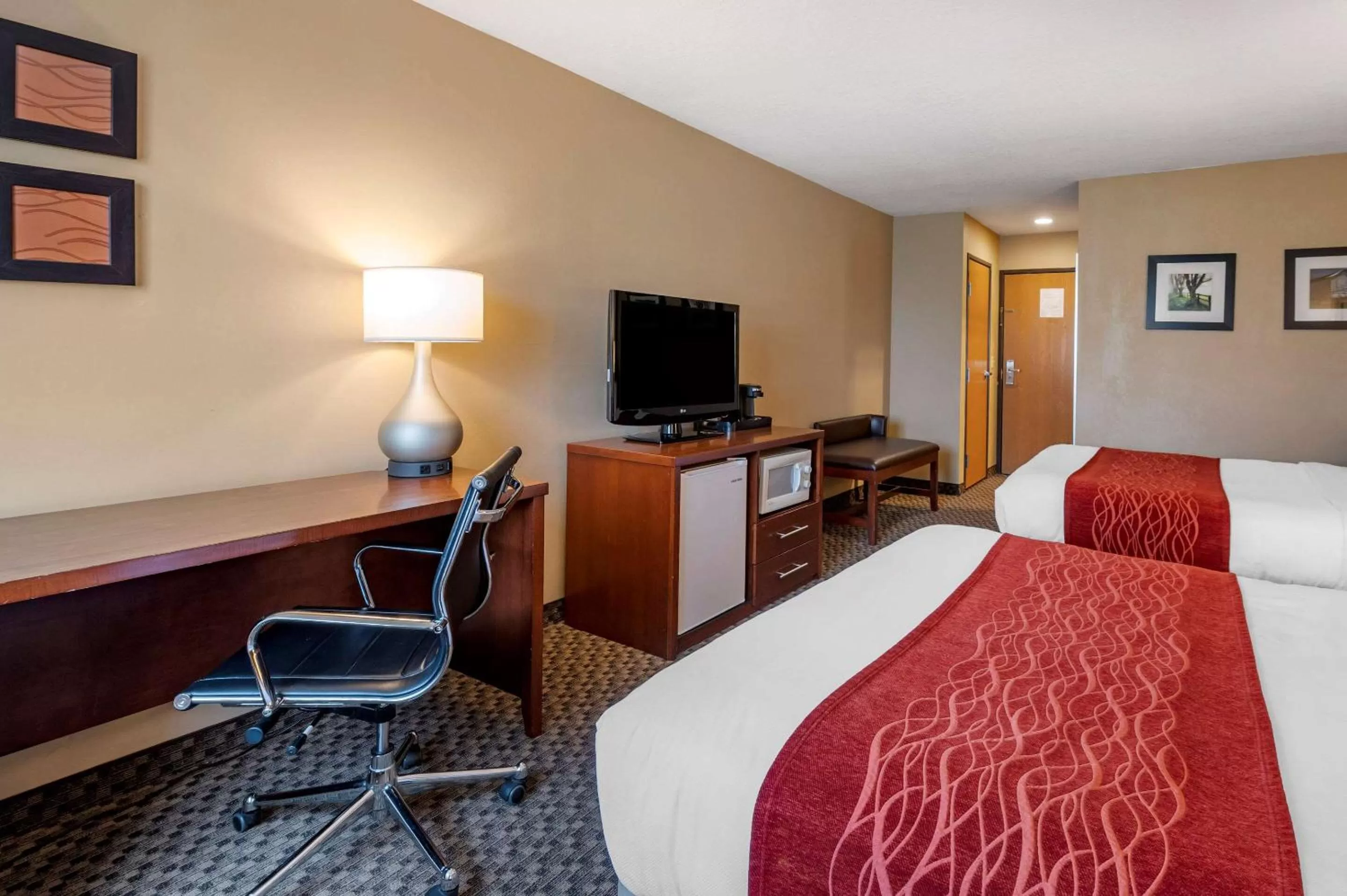 Photo of the whole room, Bed in Comfort Inn & Suites Napoleon