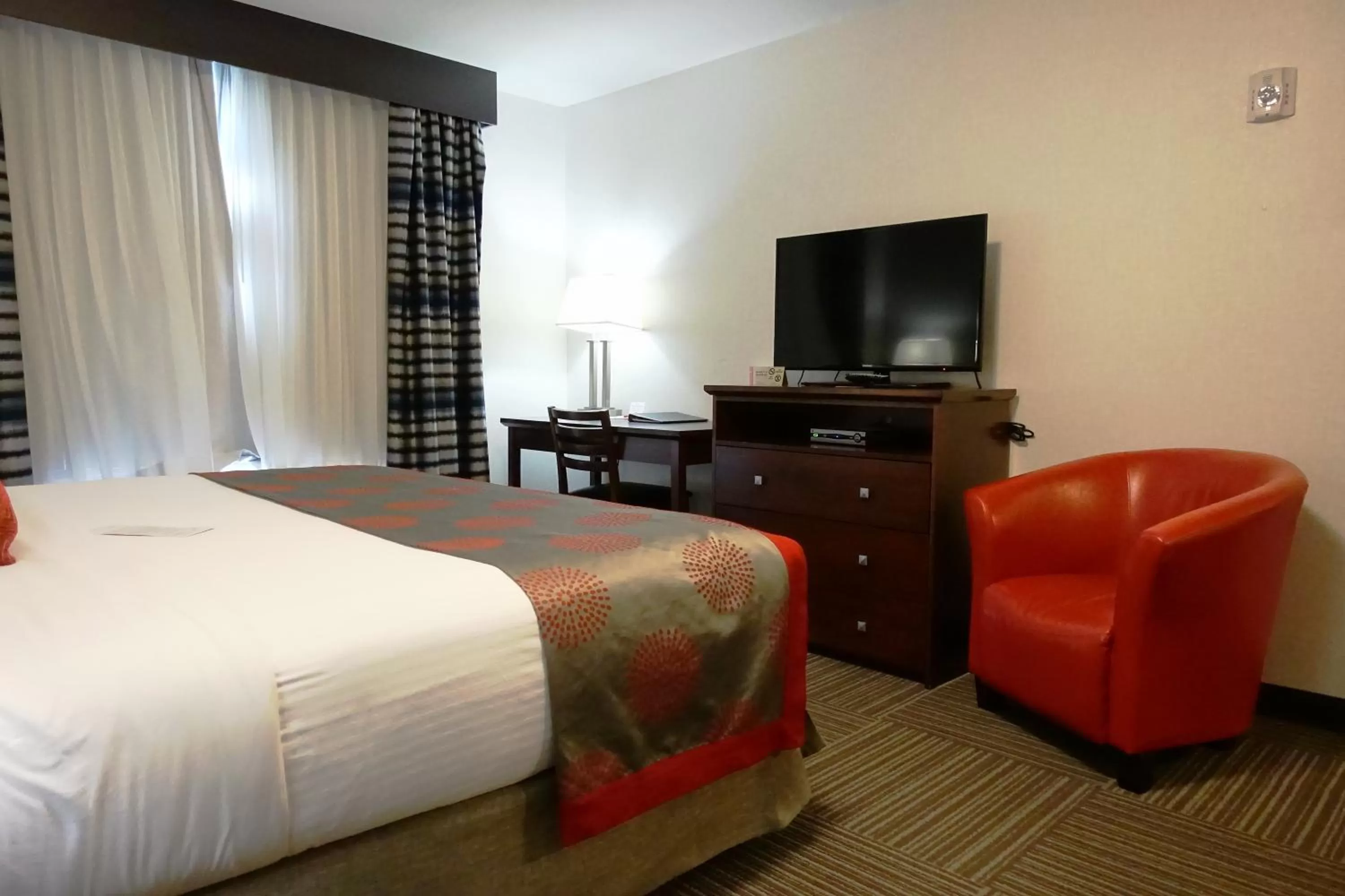 Photo of the whole room, Bed in Ramada by Wyndham Moose Jaw