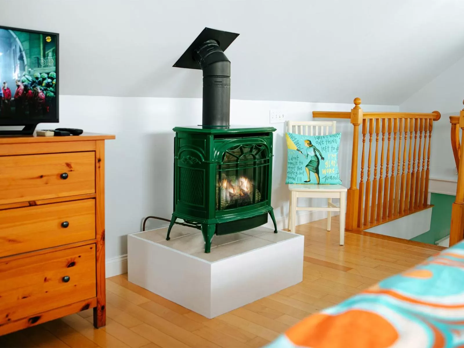 TV and multimedia, Bed in The Provincetown Hotel at Gabriel's