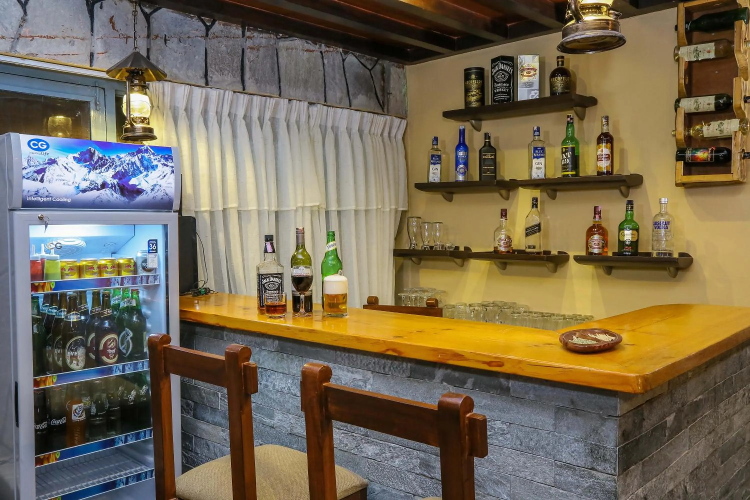 Food and drinks in Hotel Silver Oaks Inn